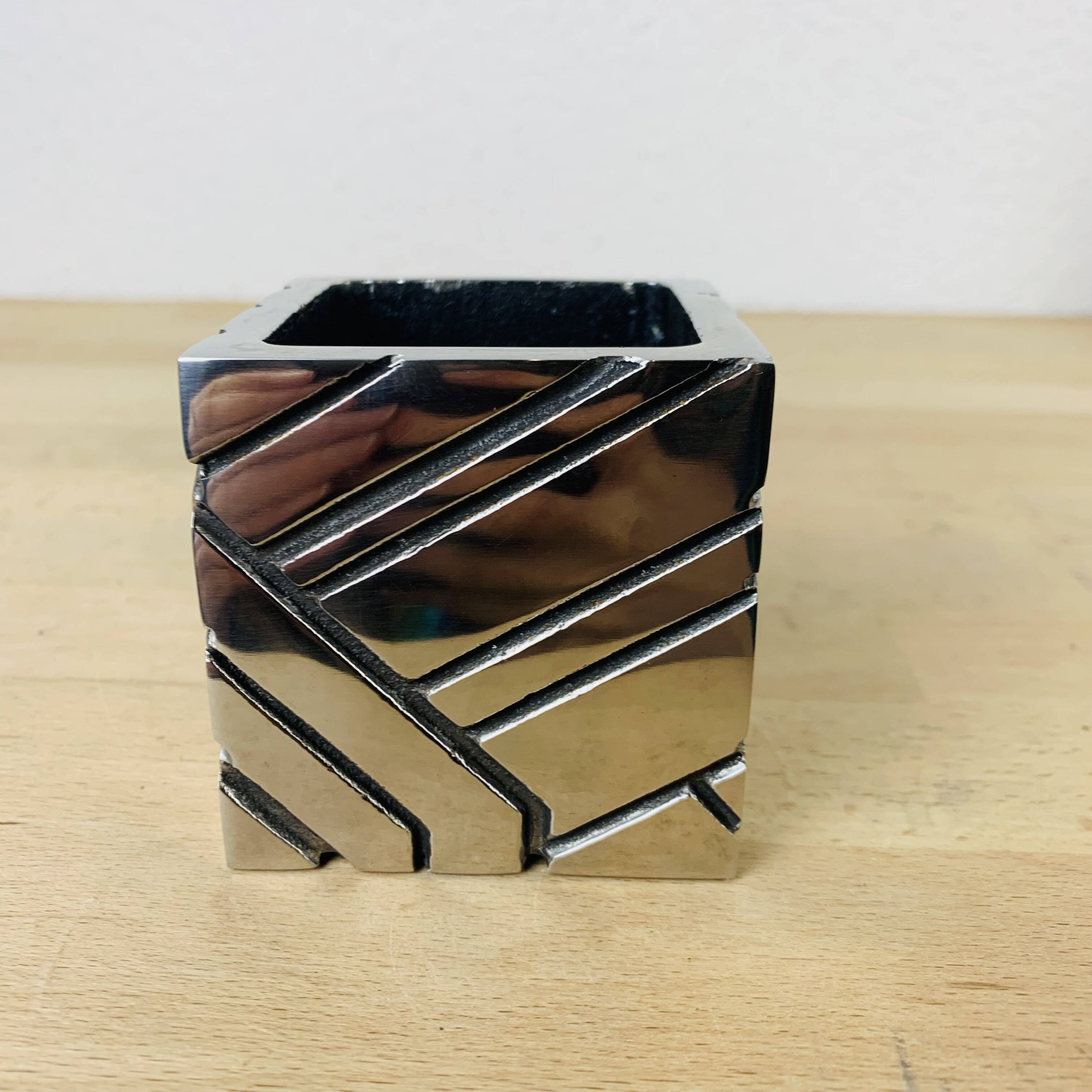 Pot à crayon brutaliste cube métal