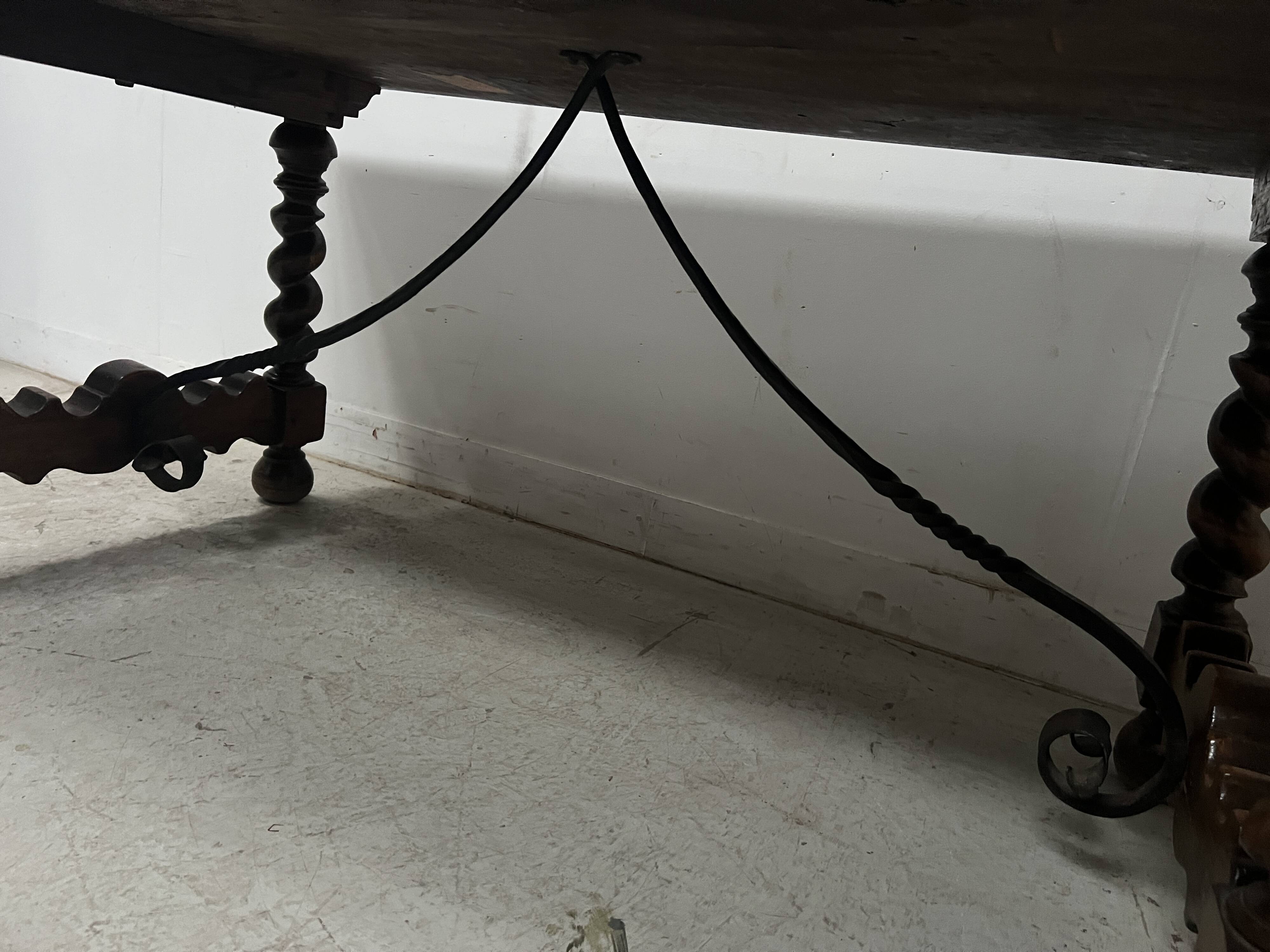 Monastery table with twisted legs in solid walnut, 19th century.