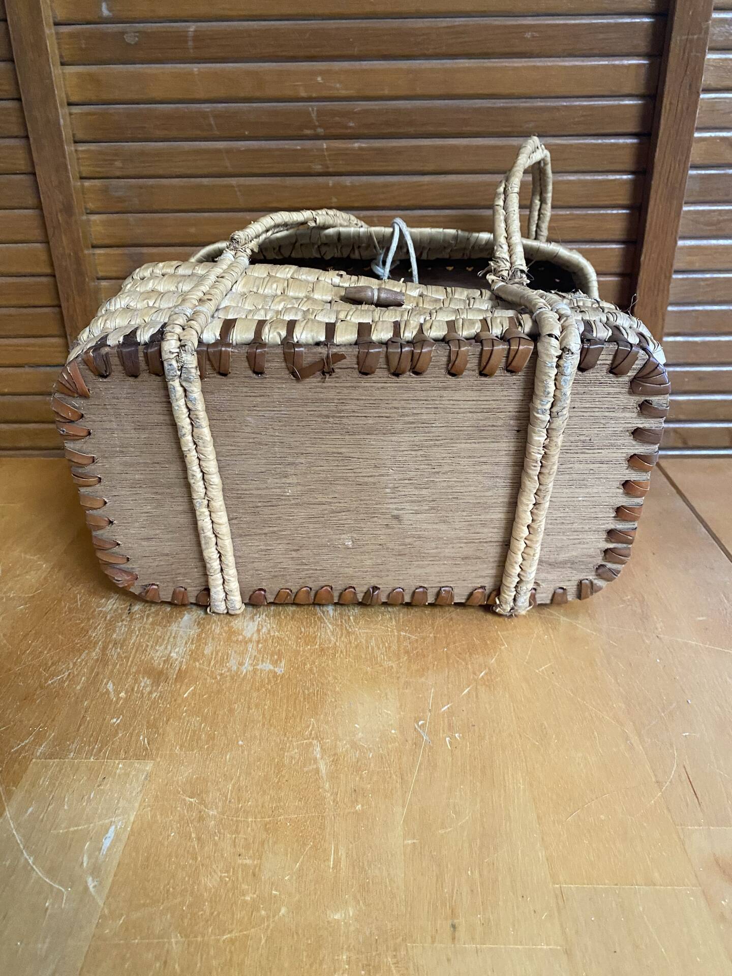 Old Basket Natural Woven Fibre + Wooden Lid Double Handle Wine