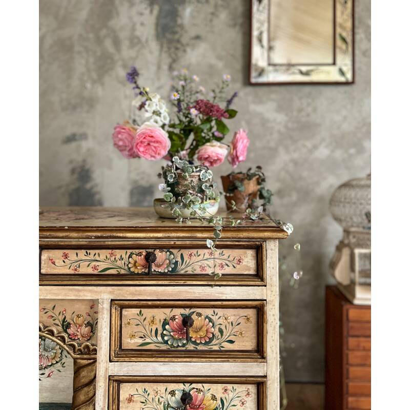 Commode peinte au décor fleuri