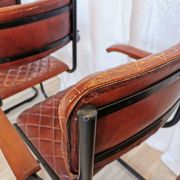 Lot de 4 chaises de salle à manger vintage en cuir matelassé : base en métal noir