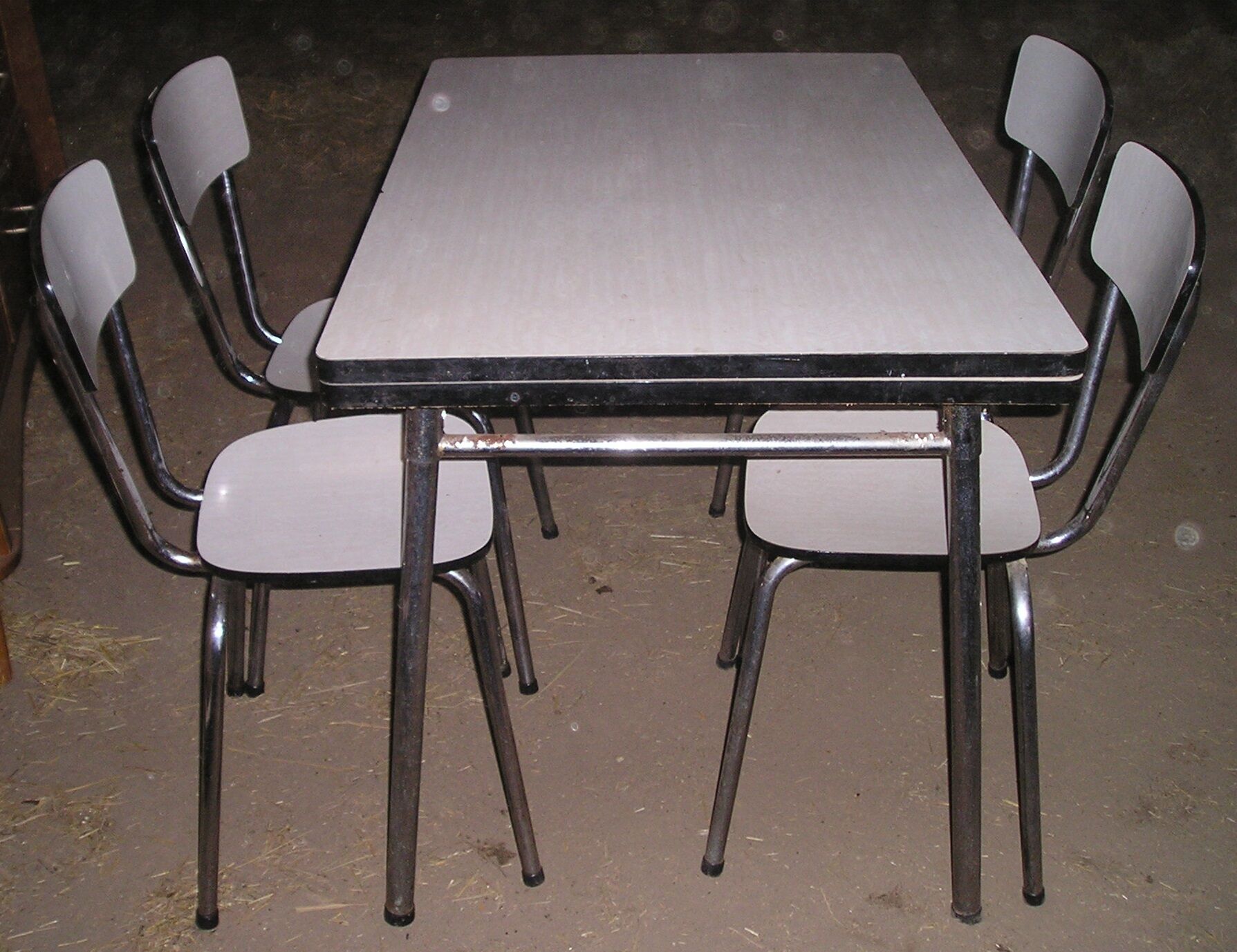 Table in formica and its 4 chairs
