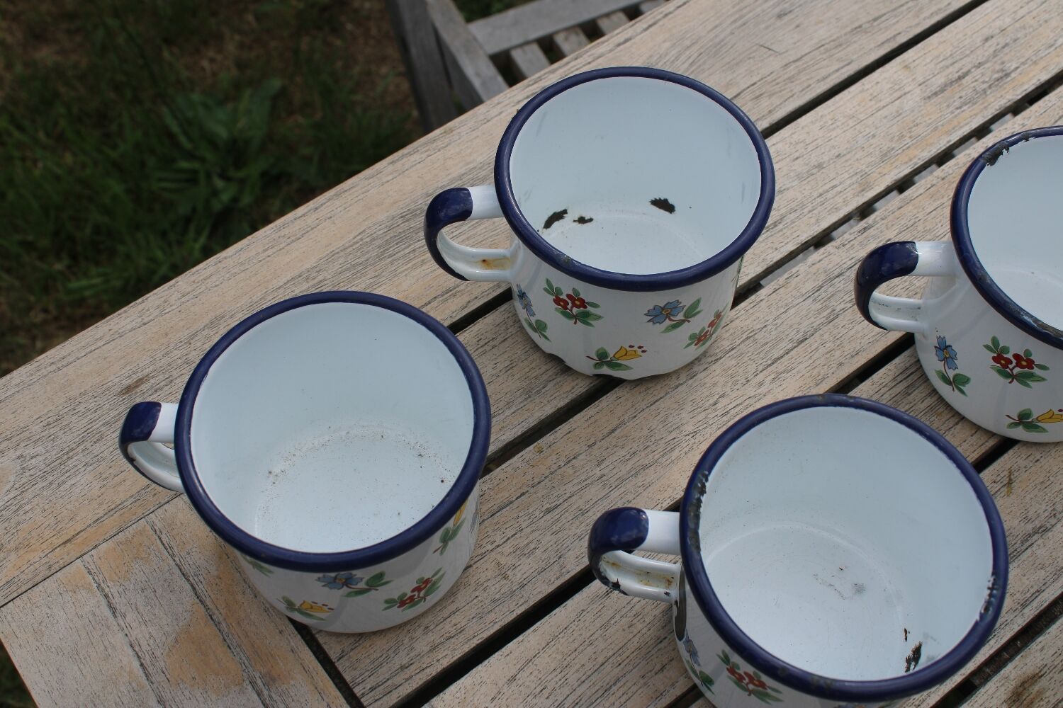 Enamelled sheet metal cups