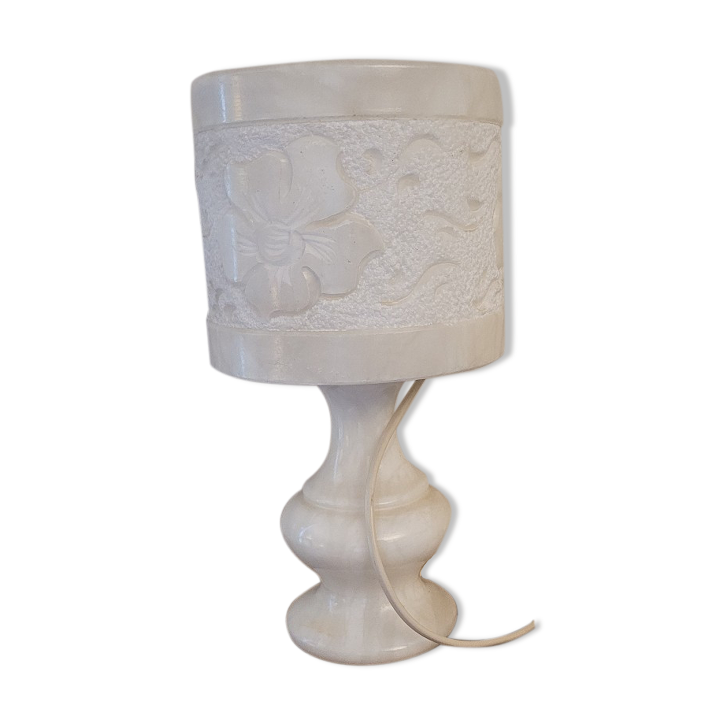 Lamp in veined white marble