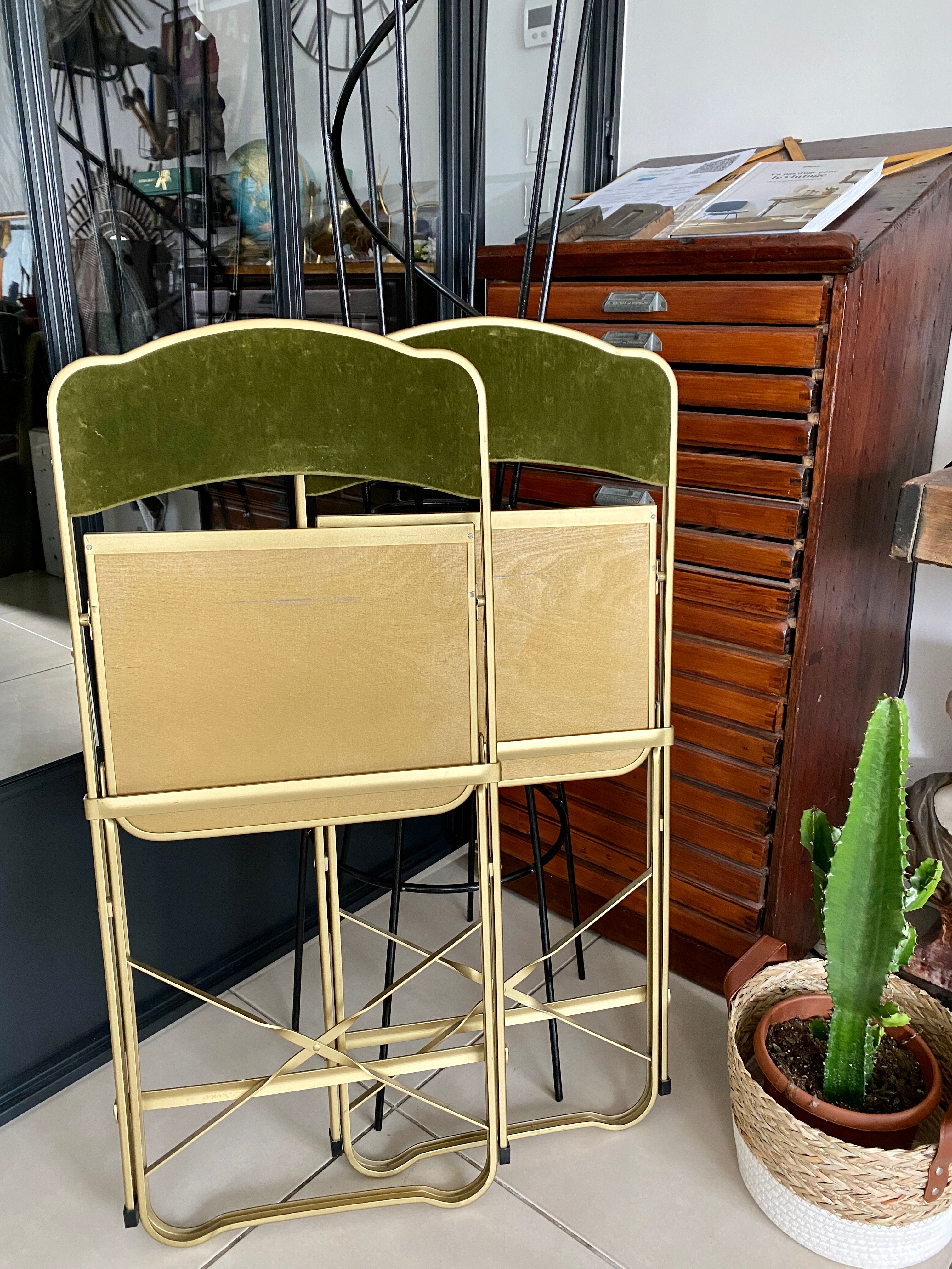 Paire de chaises pliantes velours vert olive