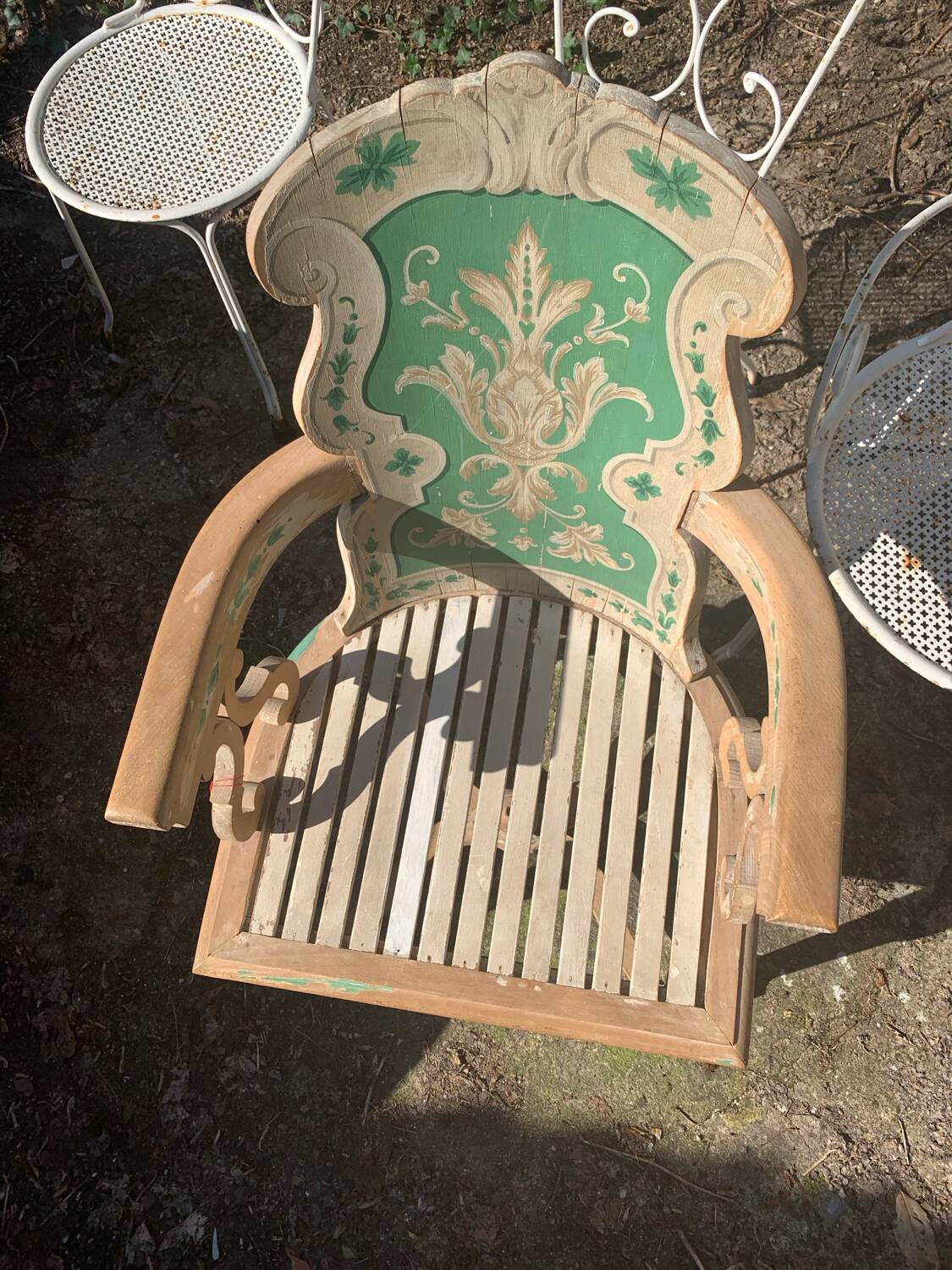 Armchair with painted wooden spacer