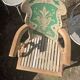 Fauteuil à entretoise en bois peint