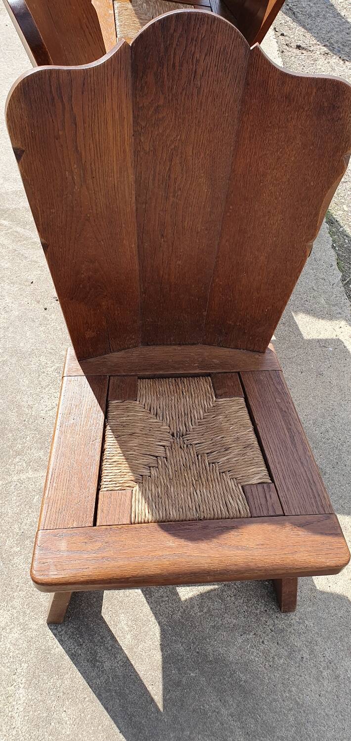 Ensemble de 5 anciennes chaises de feu en chêne à faible dossier, tressées de jonc, de style rural néerlandais.
