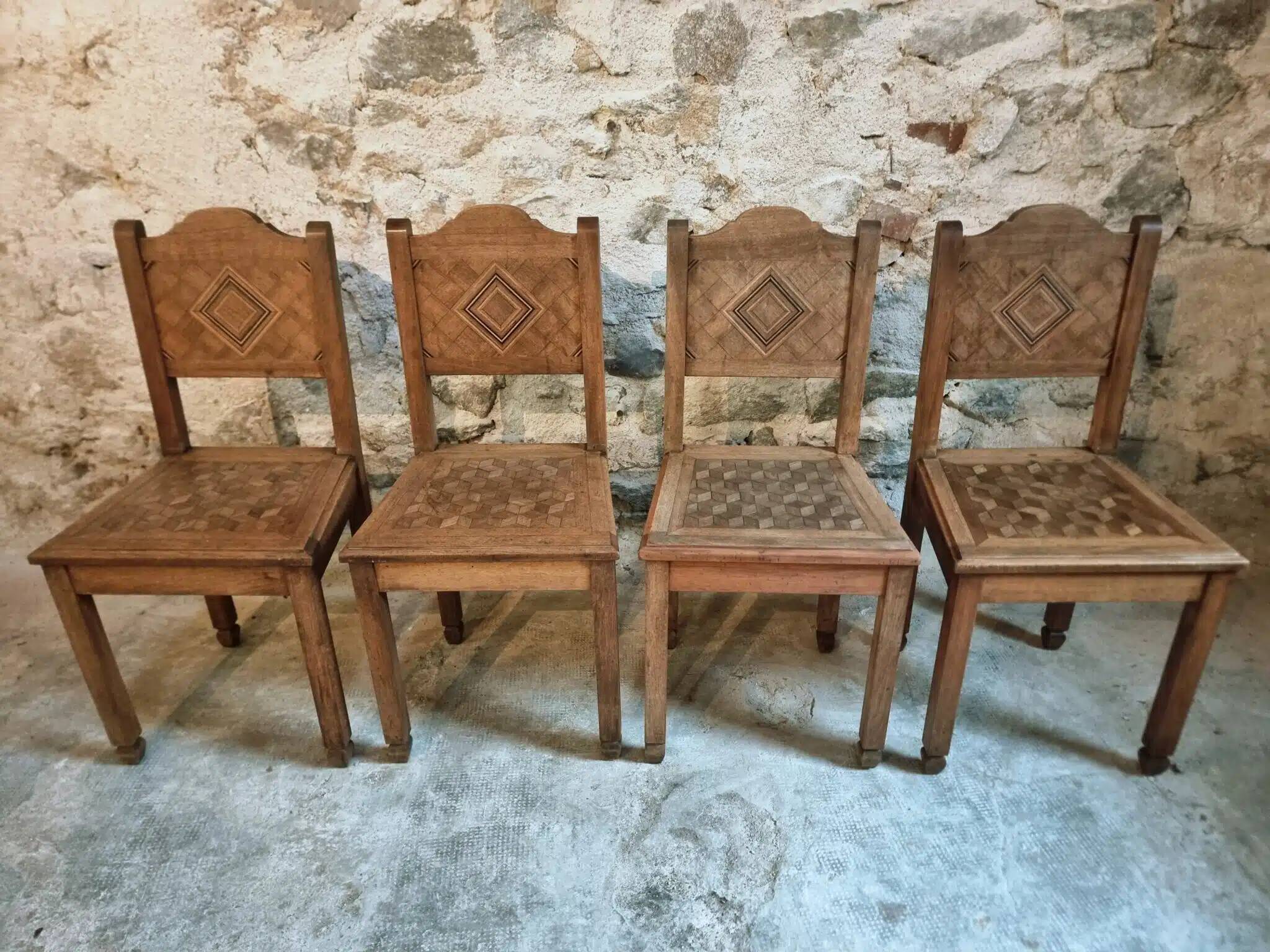 Ensemble de 4 chaises de salle à manger anciennes Arts & Crafts / début Art Déco en noyer massif – Marqueterie géométrique, vers 1900–1930