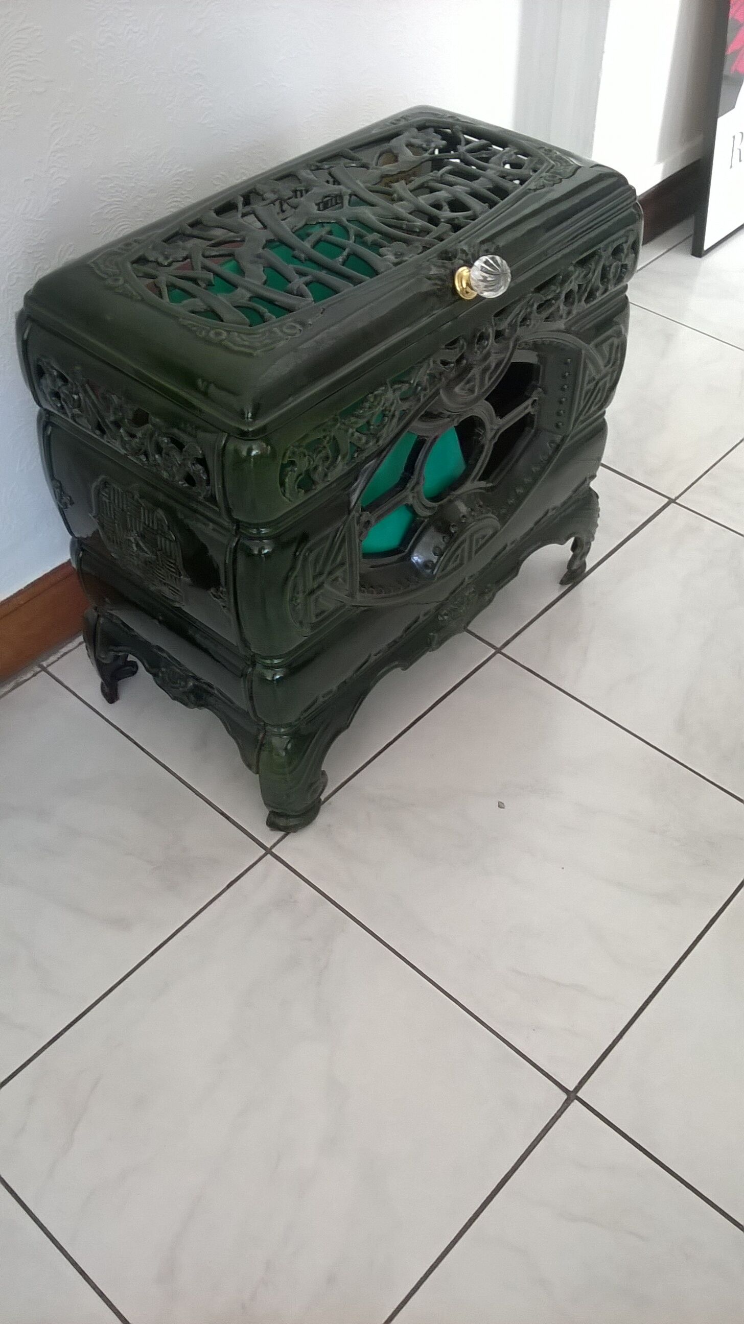 Enamelled cast iron stove for decoration