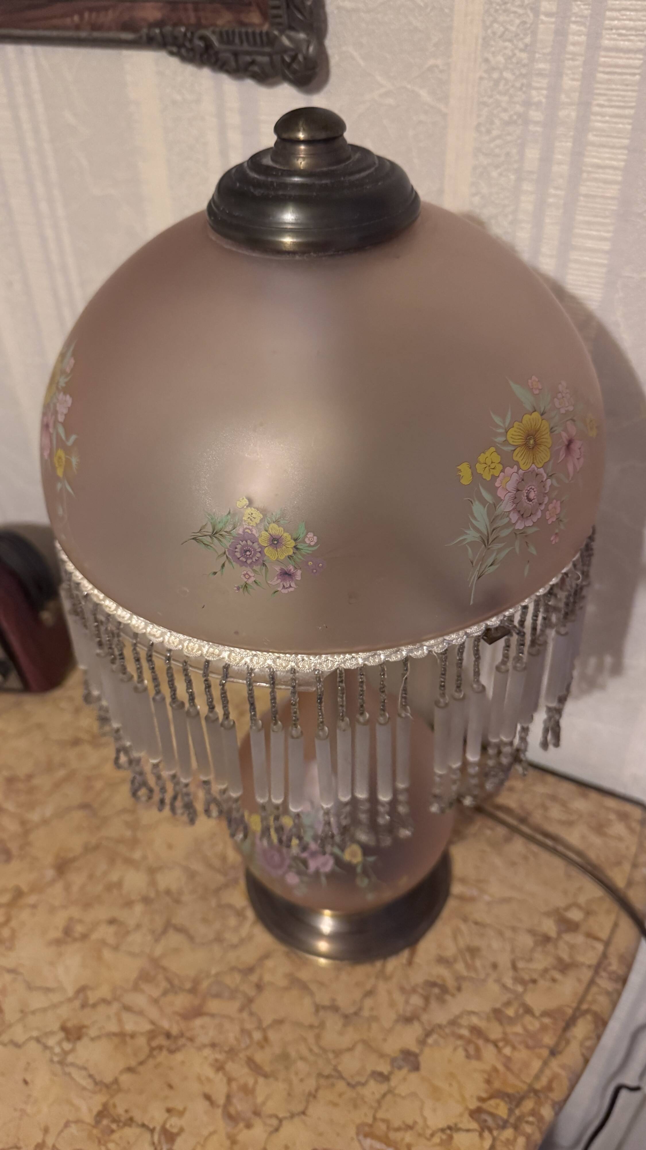 Vintage lamp from the 50s/70s in pink glass with pendants.