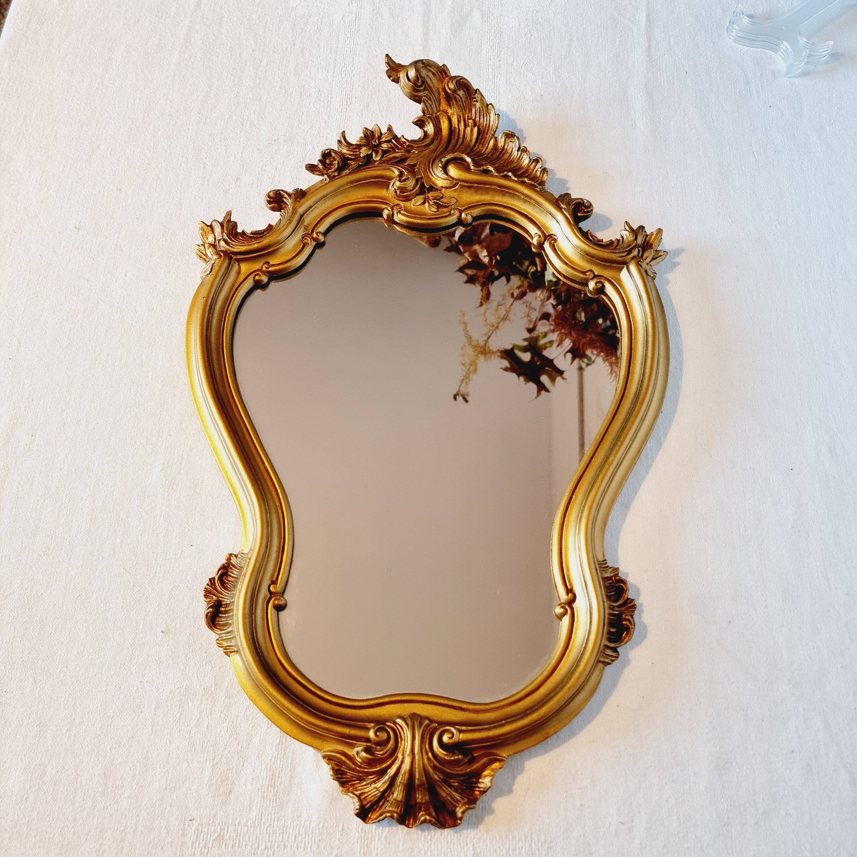 Miroir mural et console dorés de style baroque