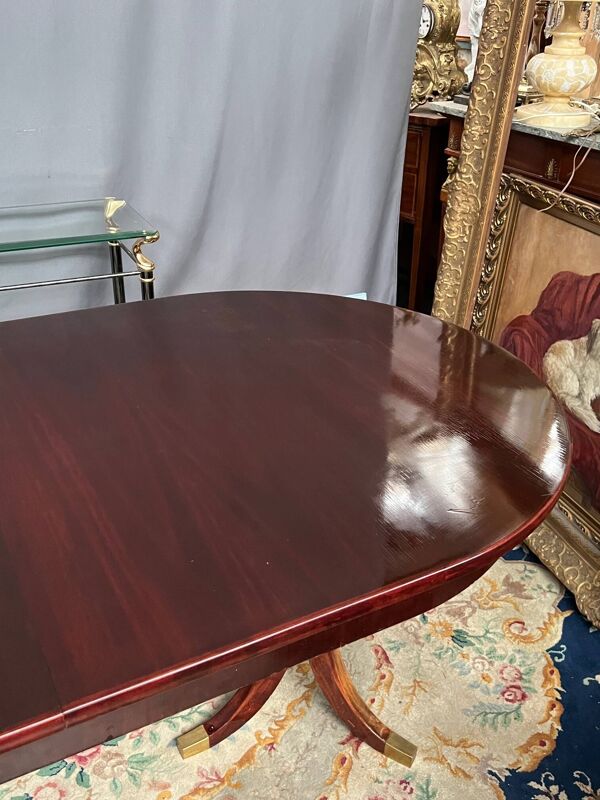 Table à manger de style Empire avec deux éléments coulissants.