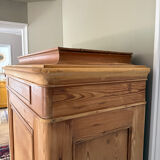 Small Parisian wardrobe "bonnetière"