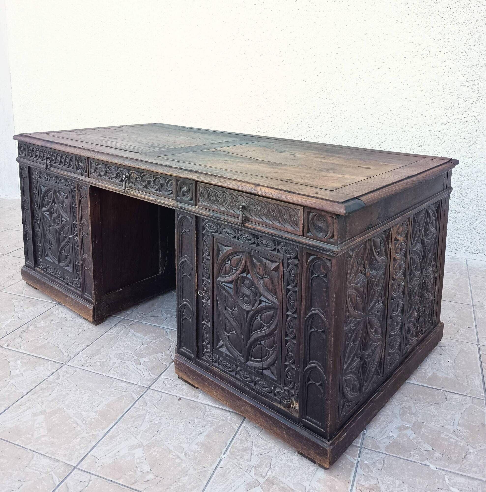 Large Gothic desk in solid oak from the 19th century.