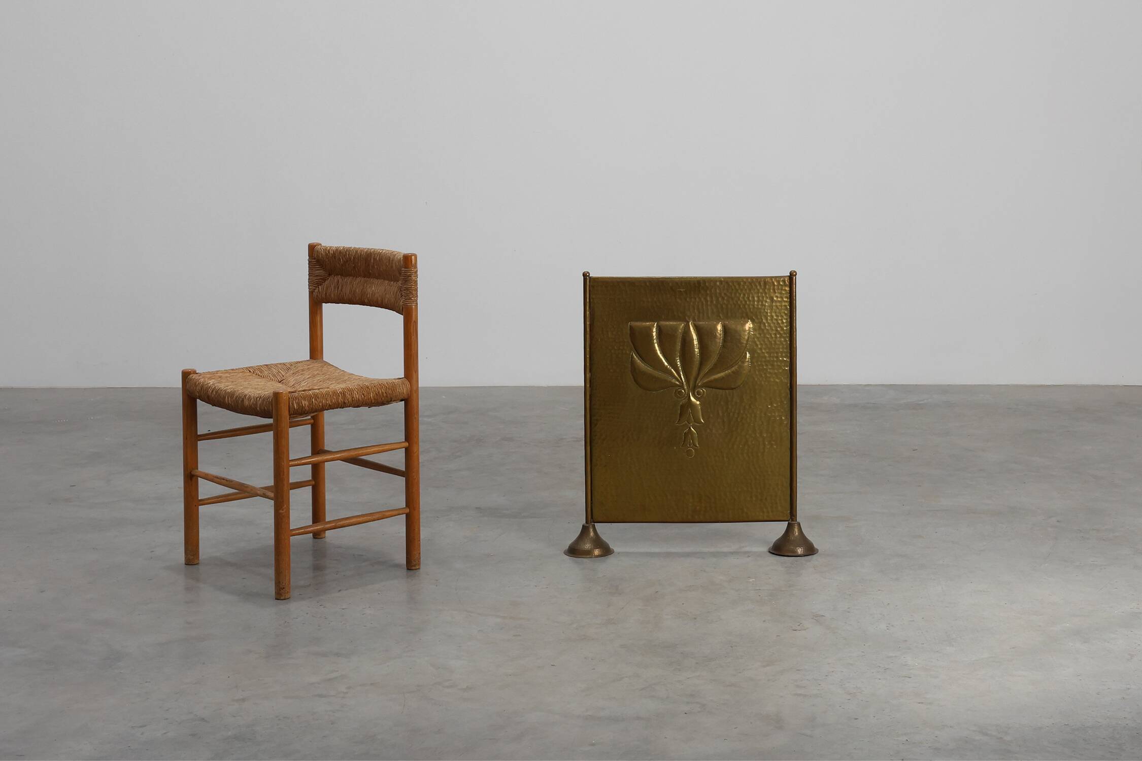 Écran de cheminée en cuivre martelé Art Déco élégant, France années 1920