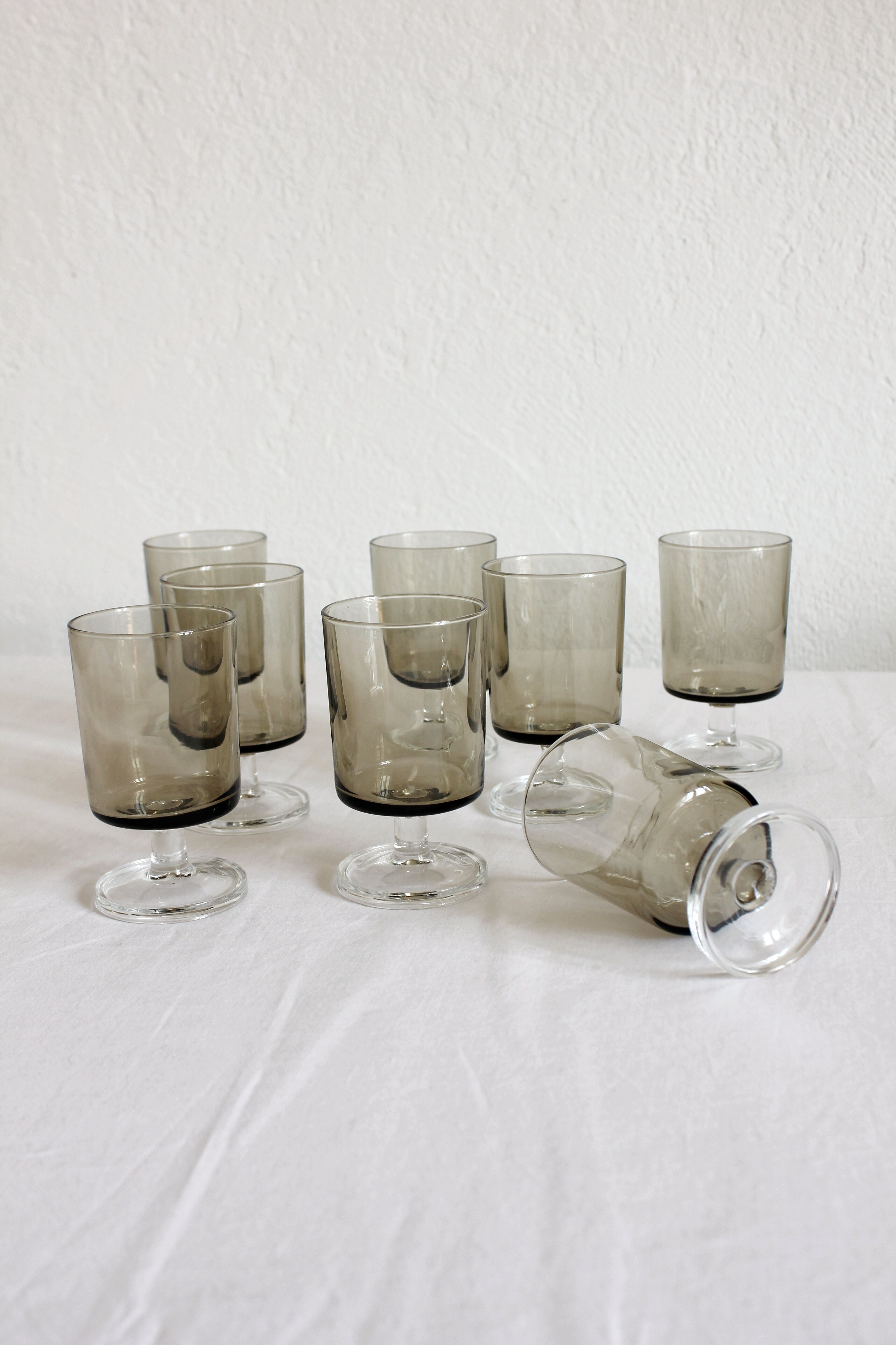 8 wine glasses in smoked glass Luminarc vintage 70s