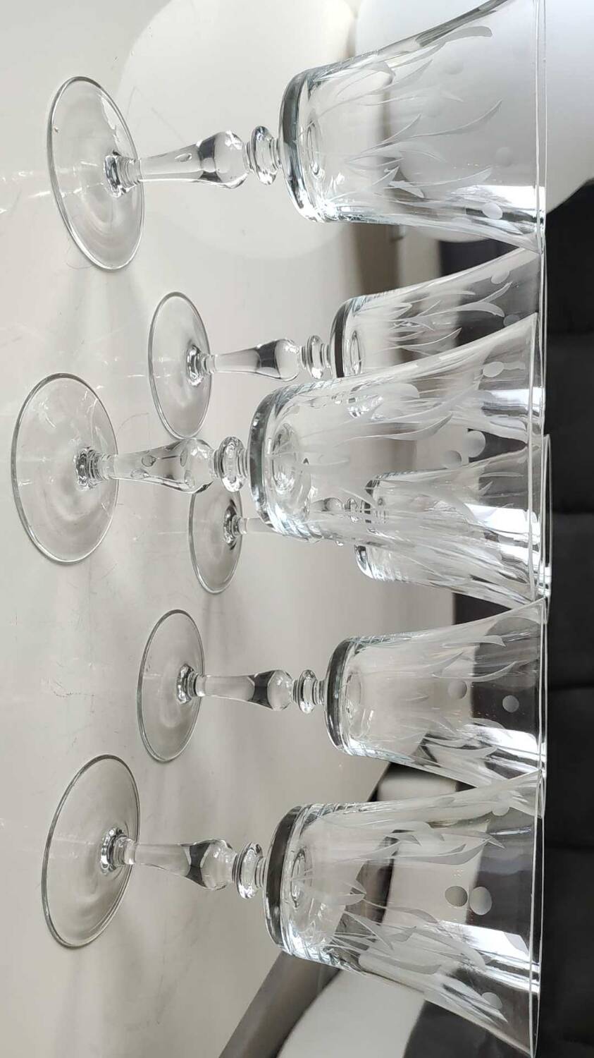 Set of 8 glasses with flared neck, in crystal. With frosted plant decoration. Height 16 cm