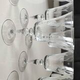 Lot 8 Verres à col évasé, en cristallin. A Décor végétal dépoli. Haut 16 cm