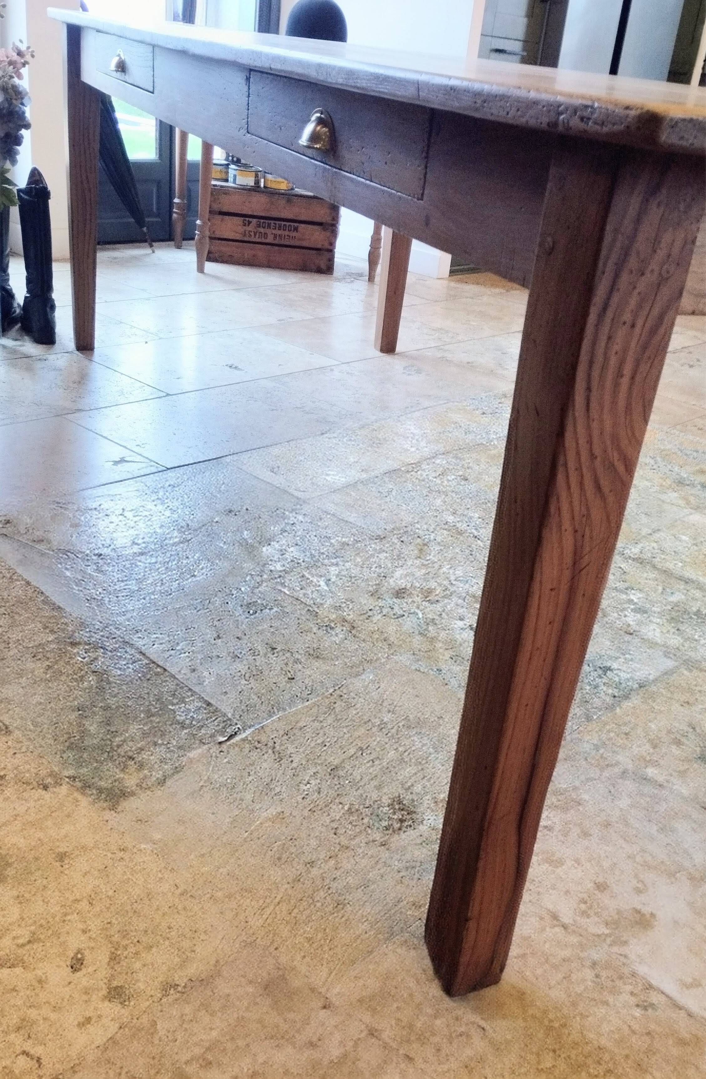 Table de ferme en chêne massif Français.240 x100 patiné avec deux tiroirs.