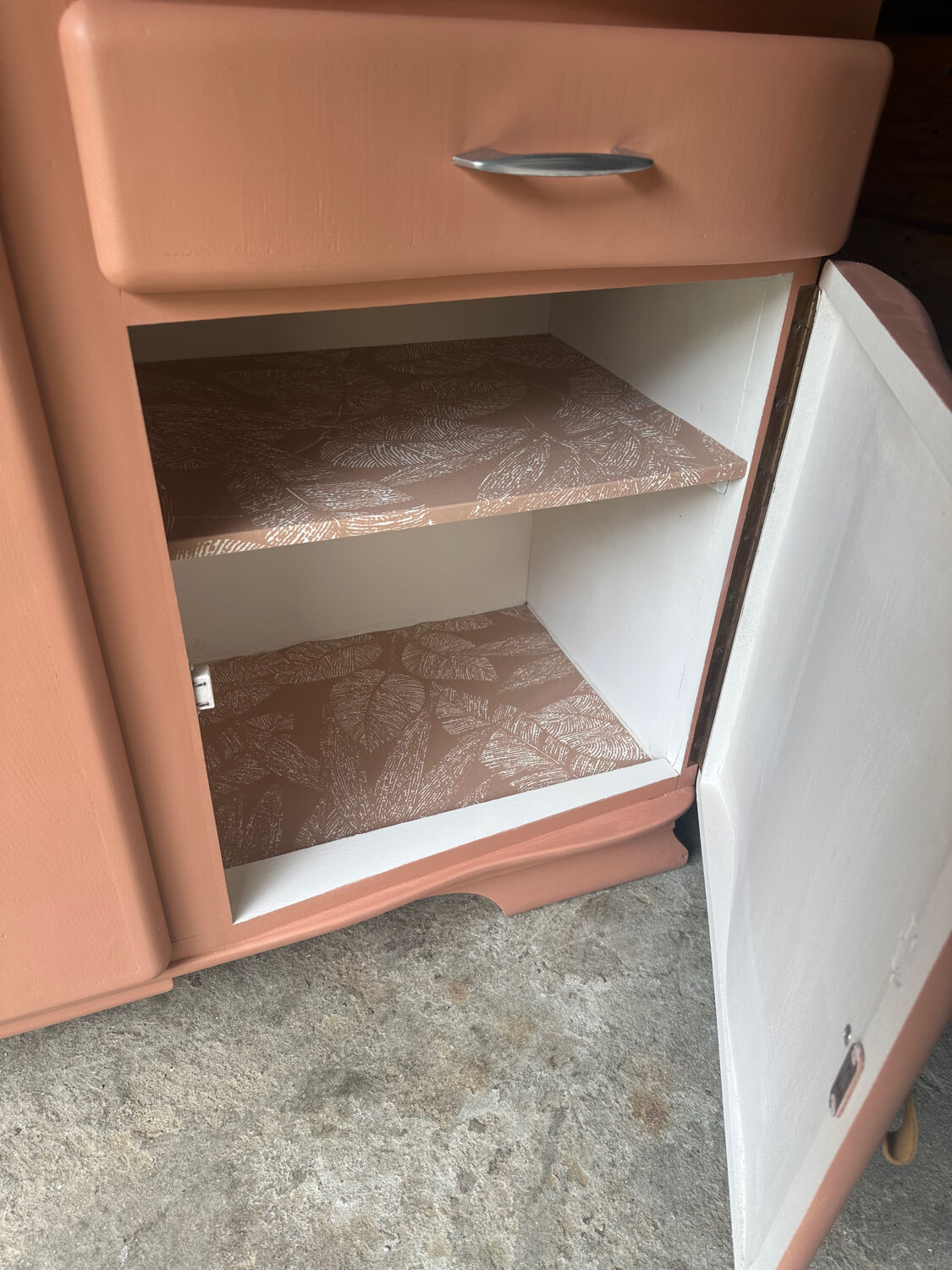 Buffet Mado vintage rénové – teinte ocre chaleureux, plateau en marbre