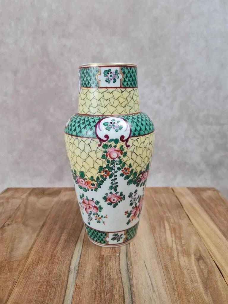 Vase en porcelaine chinoise fond jaune famille-rose doré à l’or fin