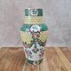 Vase en porcelaine chinoise fond jaune famille-rose doré à l’or fin