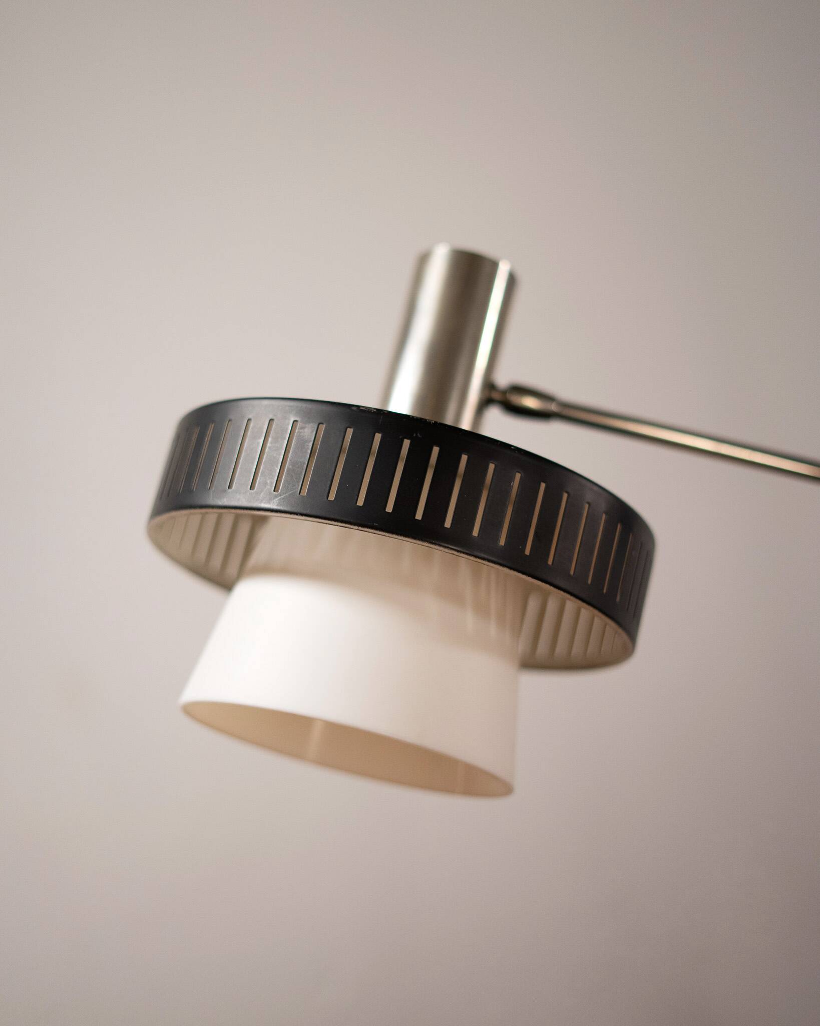 Mid-Century Modern Italian Table Lamp in Steel and Opal Acrylic, 1960s
