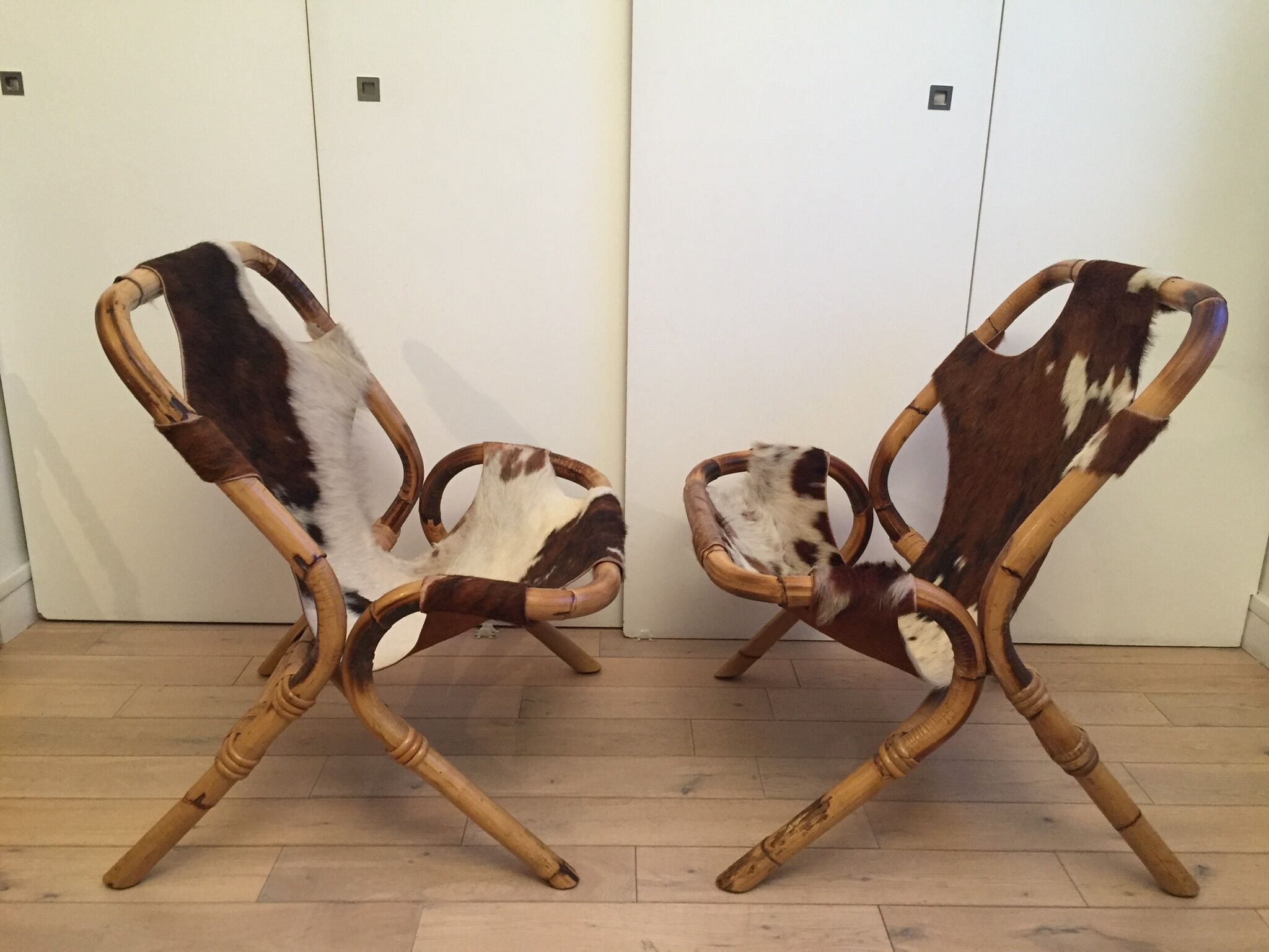 Paire de fauteuils bambou et peau