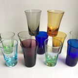 Ensemble de 11 verres à liqueur en verre coloré années 70