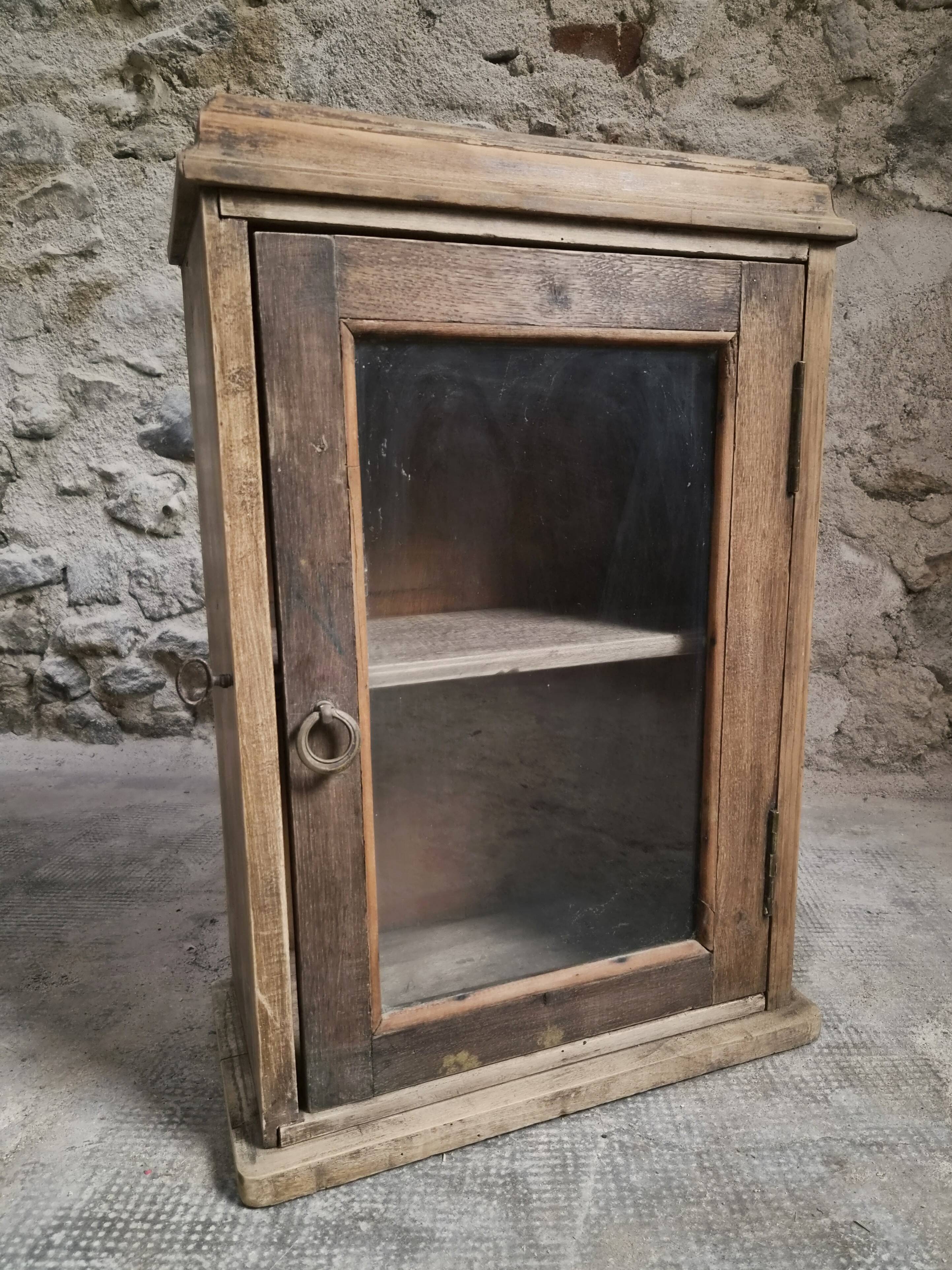 Armoire murale française ancienne, placard suspendu en pin et chêne, porte vitrée, vers 1850–1900