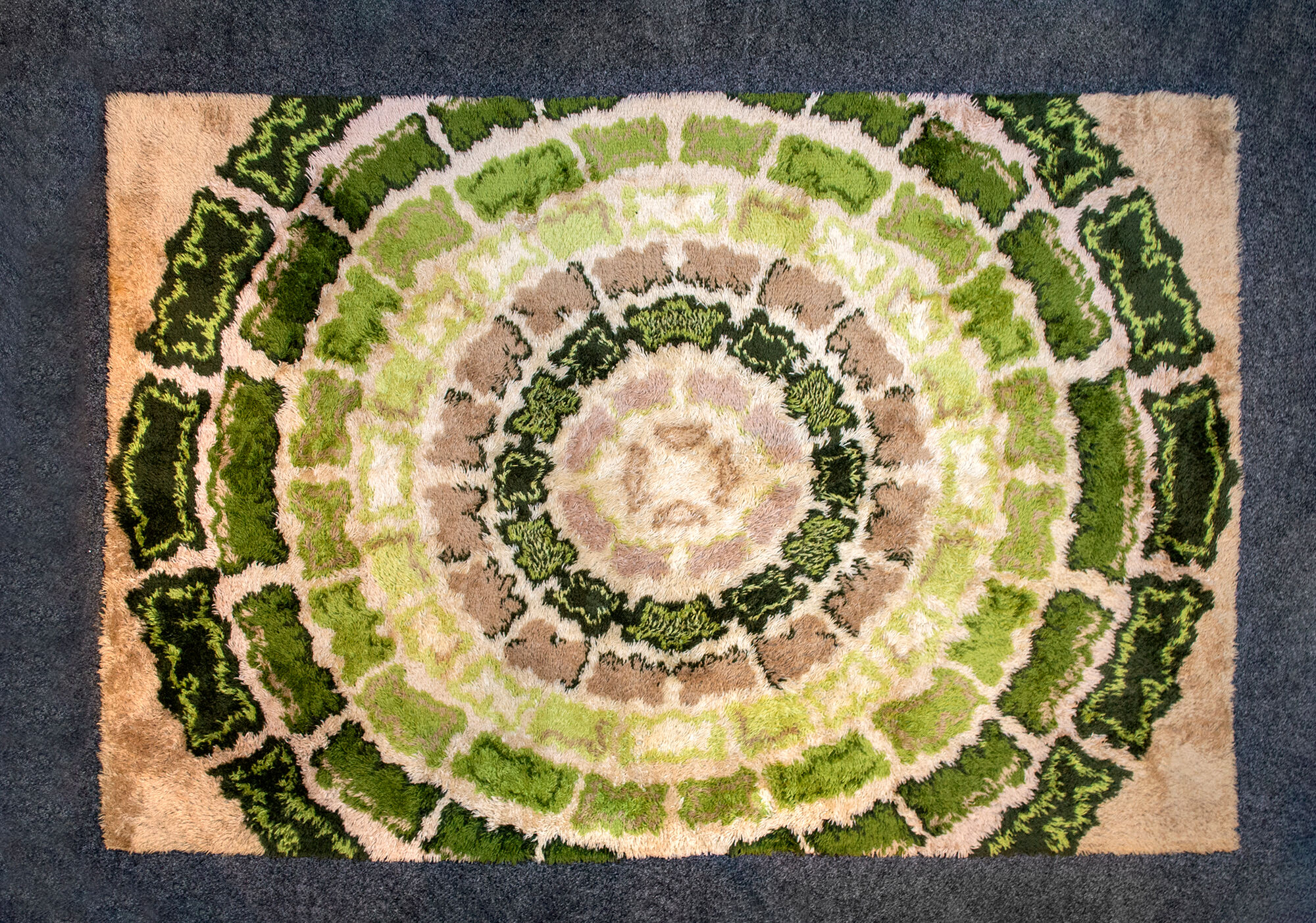 Carpet with psychedelic designs in wool Italy 70s 155x220cm