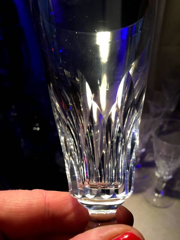Suite de 16 flûtes à champagne en cristal Baccarat modèle Carcassonne