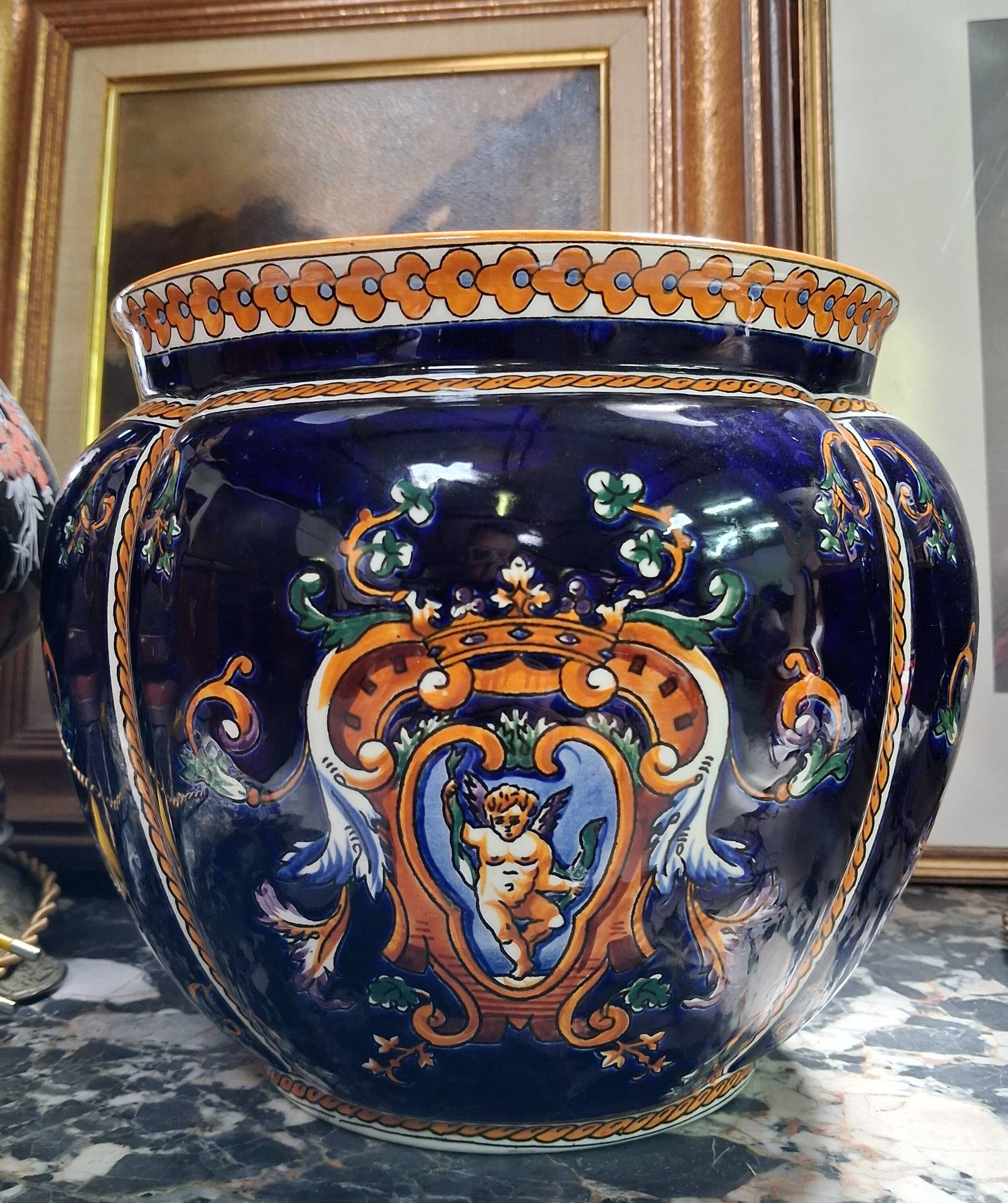 Gien : Cache-pot en faïence émaillée à décor héraldique – style Renaissance