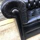 Canapé noir Chesterfield