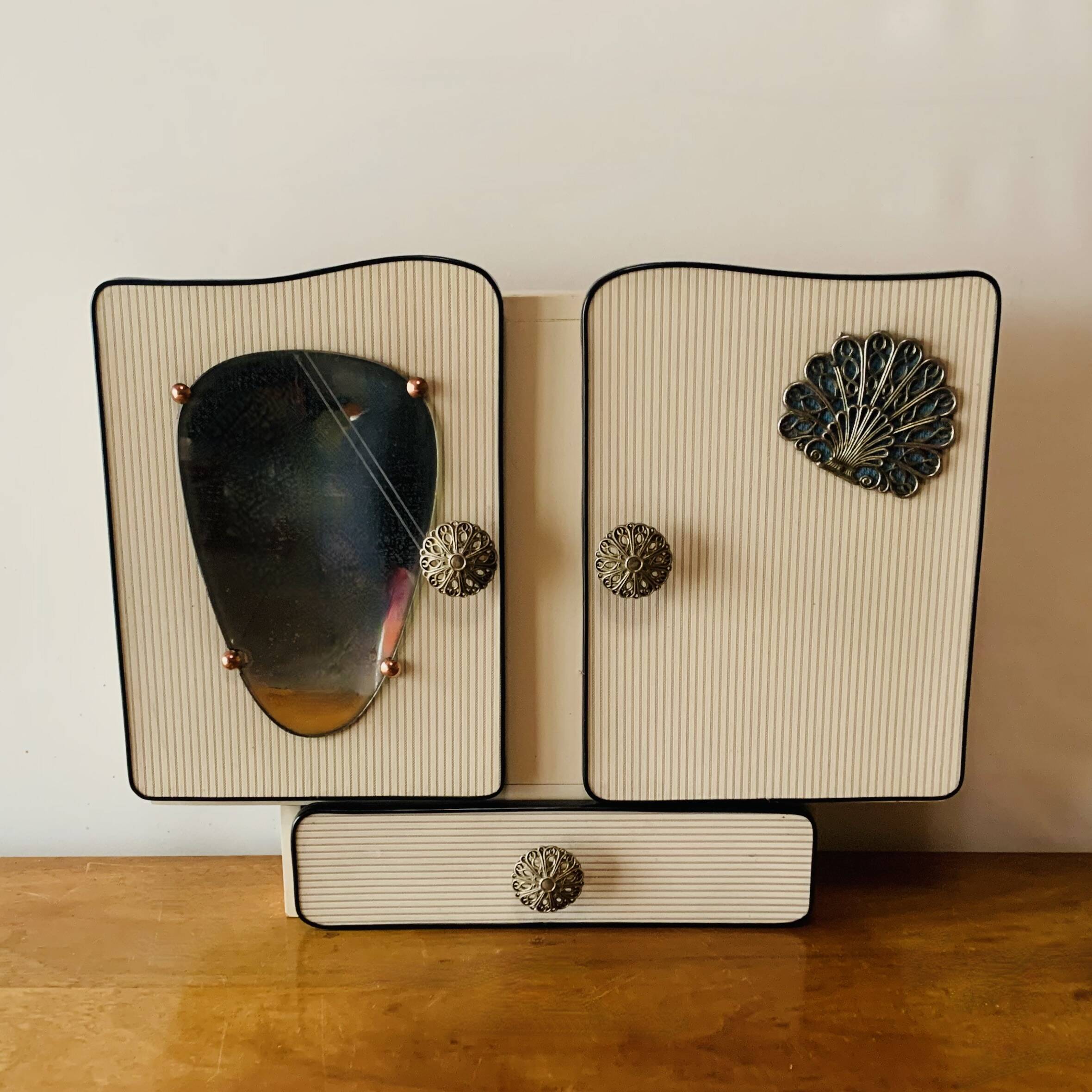 Vintage medicine cabinet - 1950s.