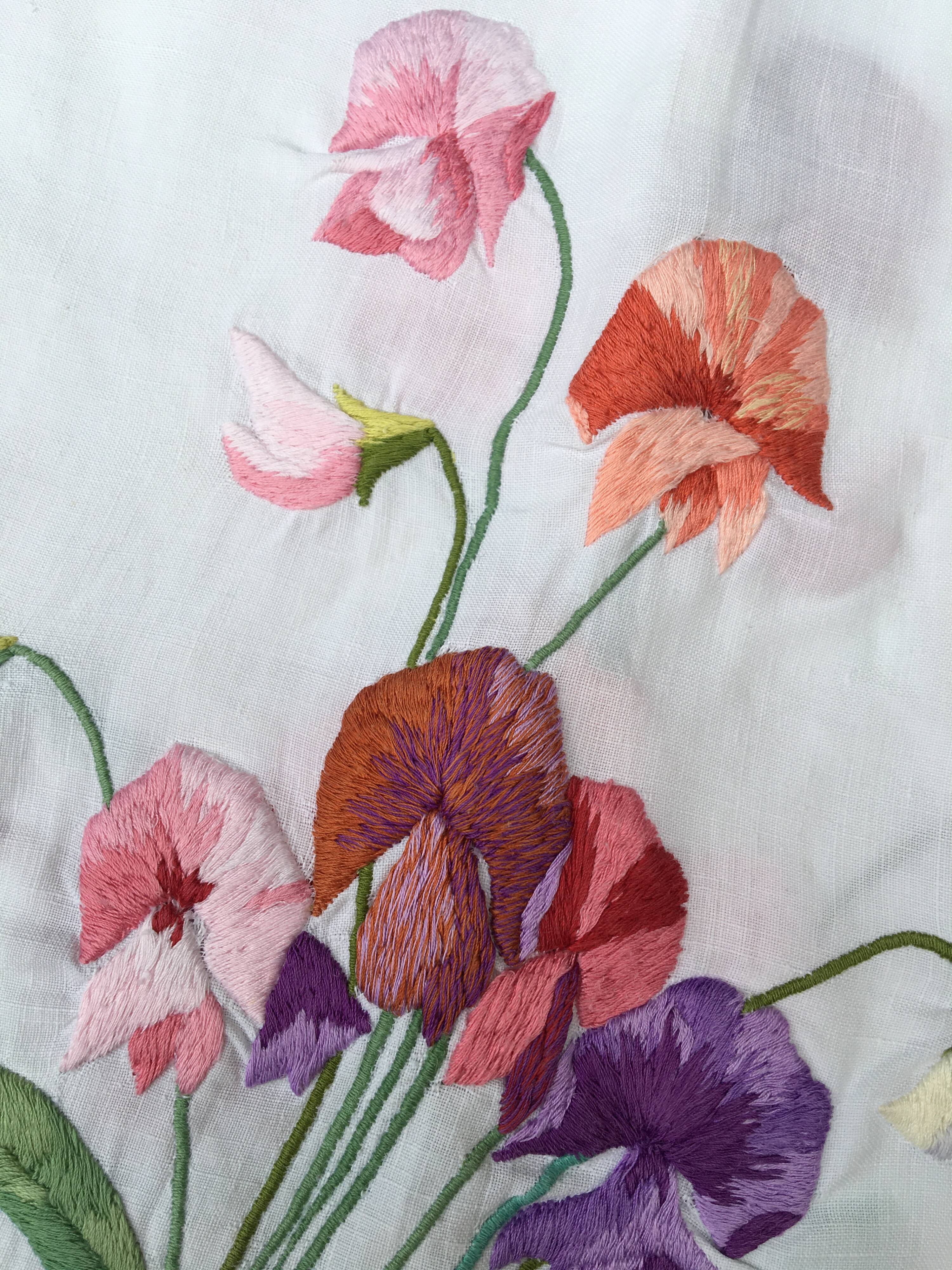 Rectangular tablecloth 160 x 240cm embroidered flowers "sweet peas"