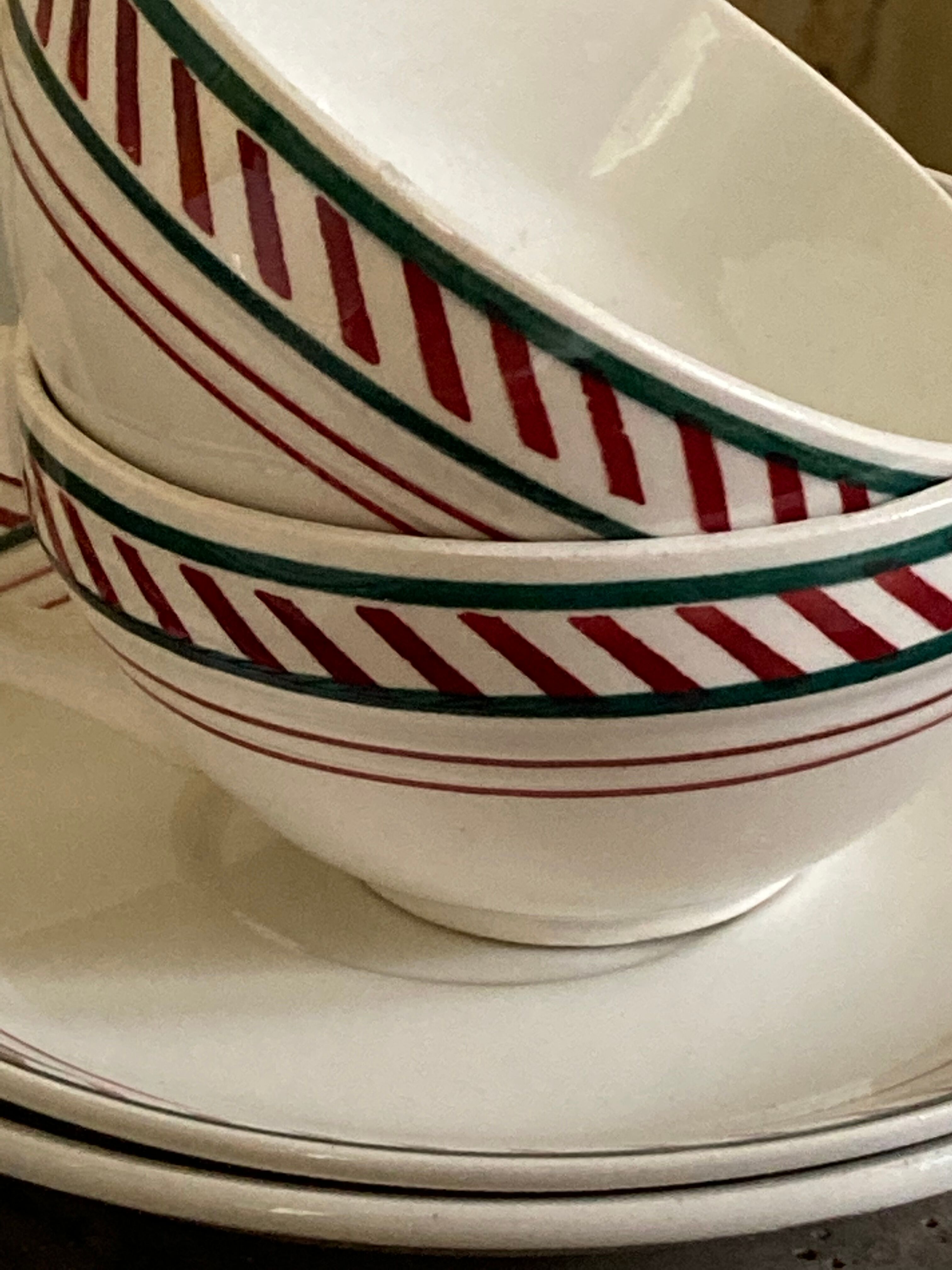 7 tasses Saint Amand vert et rouge modèle Céranord style basque en porcelaine idéal café ou thé
