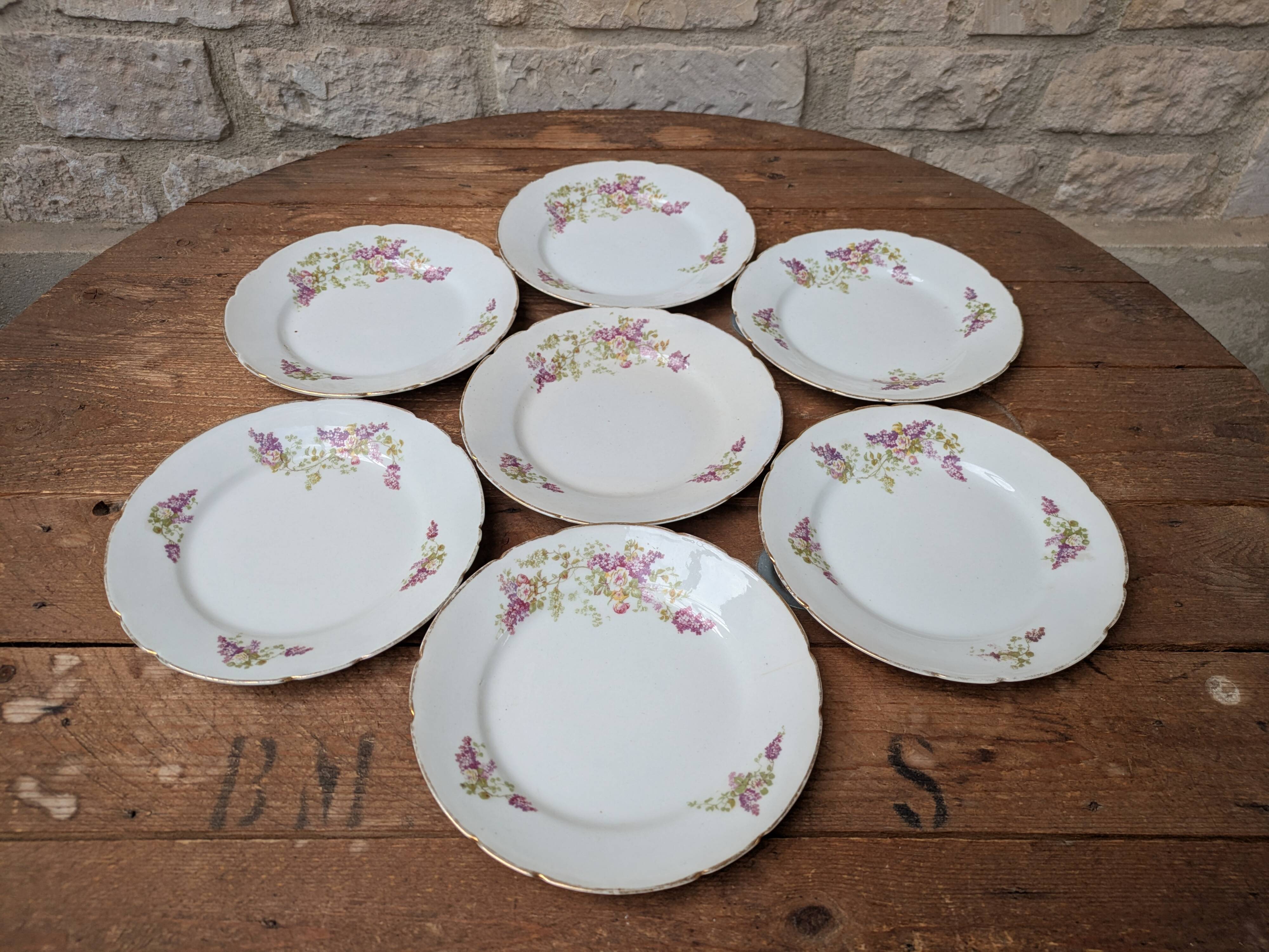 7 dessert plates in porcelain with a violet lilac design and a gold rim.