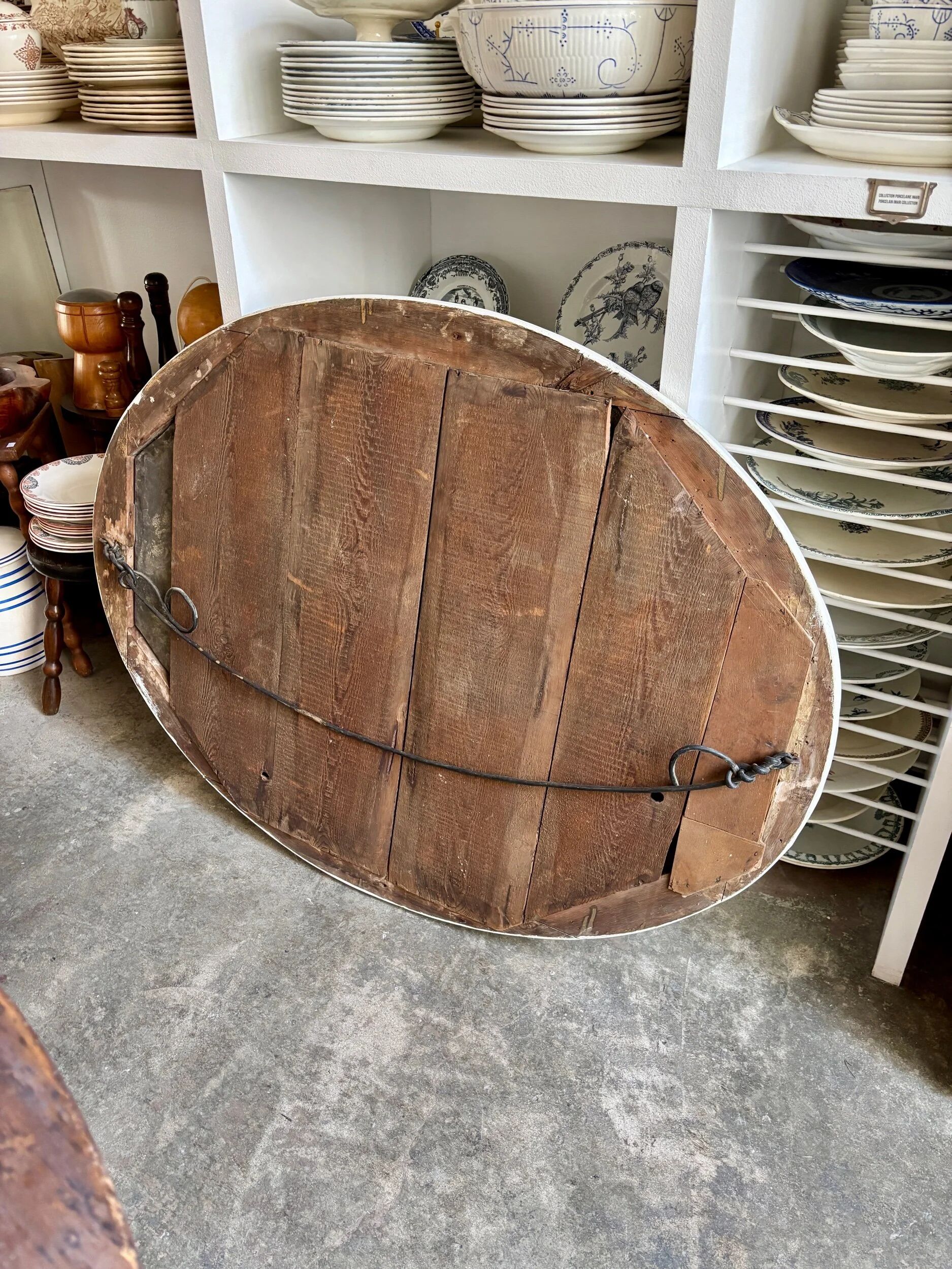 Oval mirror in pearl-coloured stucco 85 x 114 cm