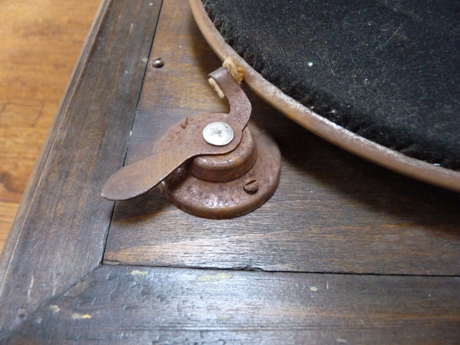 Gramophone with flag "his master's voice"