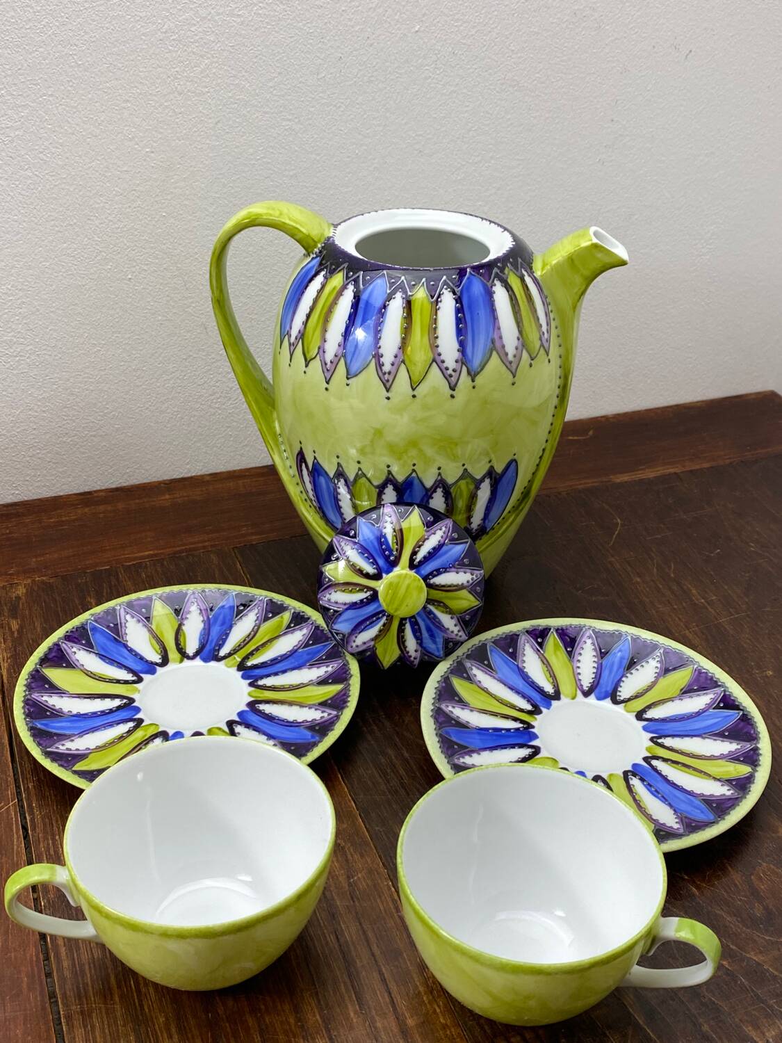 Sologne porcelain teapot and cups