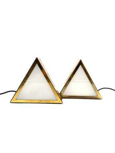 Lot de 2 lampes de table triangulaires en laiton, Italie Années 1970