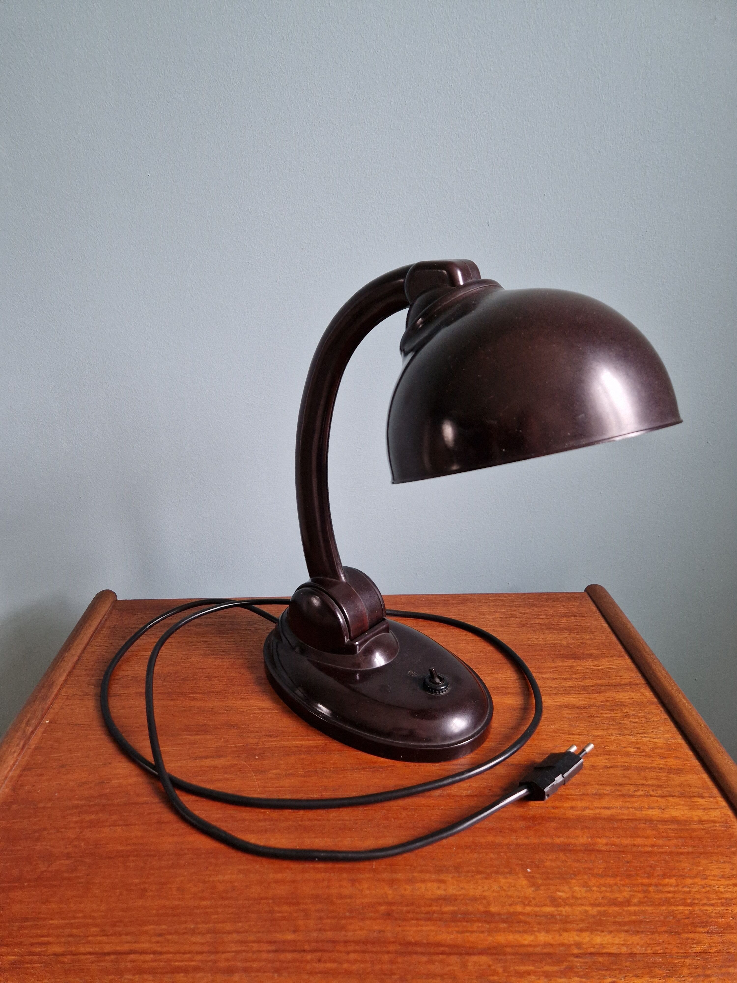 Brown Bakelite desk lamp, Eric Kirkman Cole, 1930s