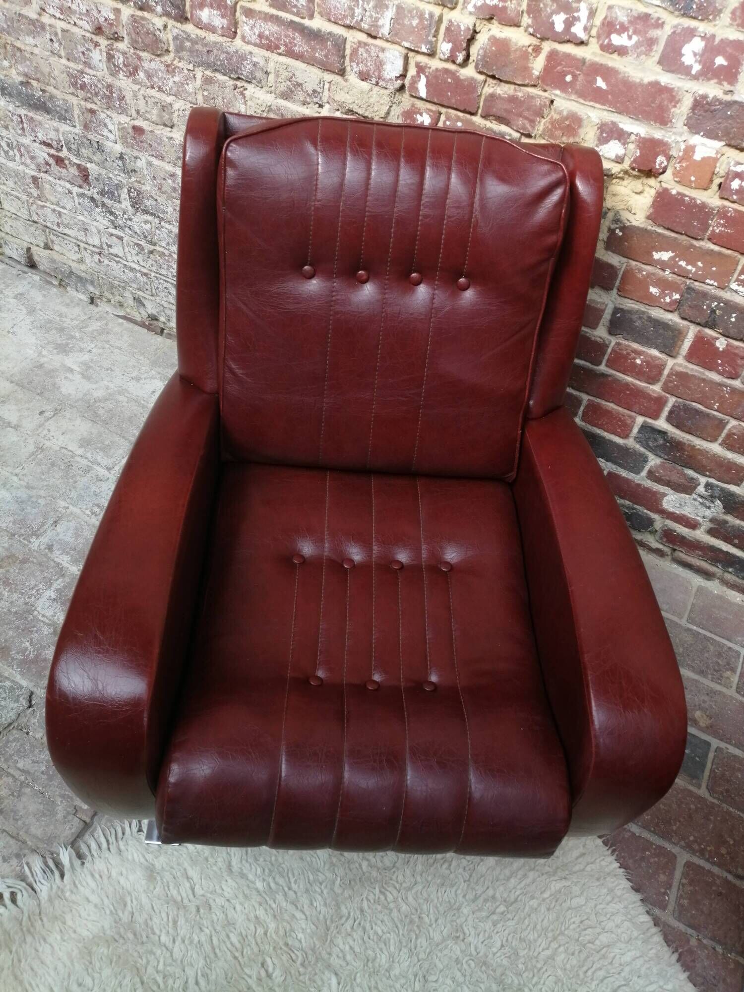 Couple de fauteuil en simili cuir rouge bordeaux, annees 70