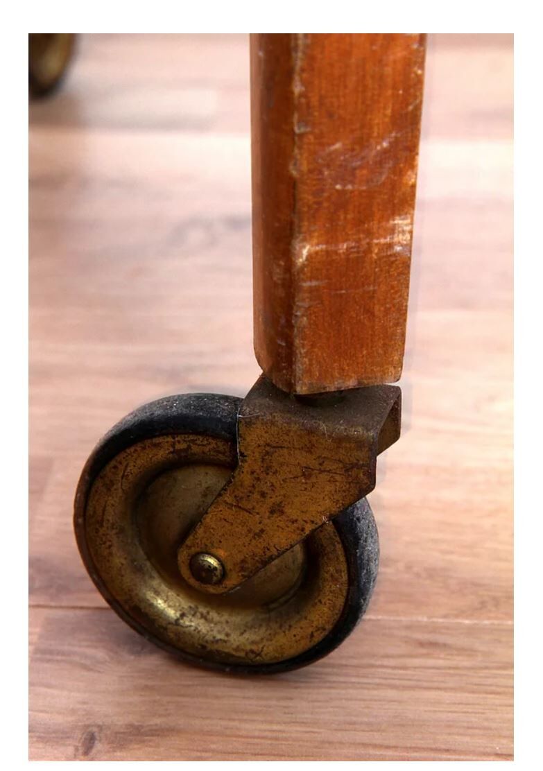 Service in wood and formica