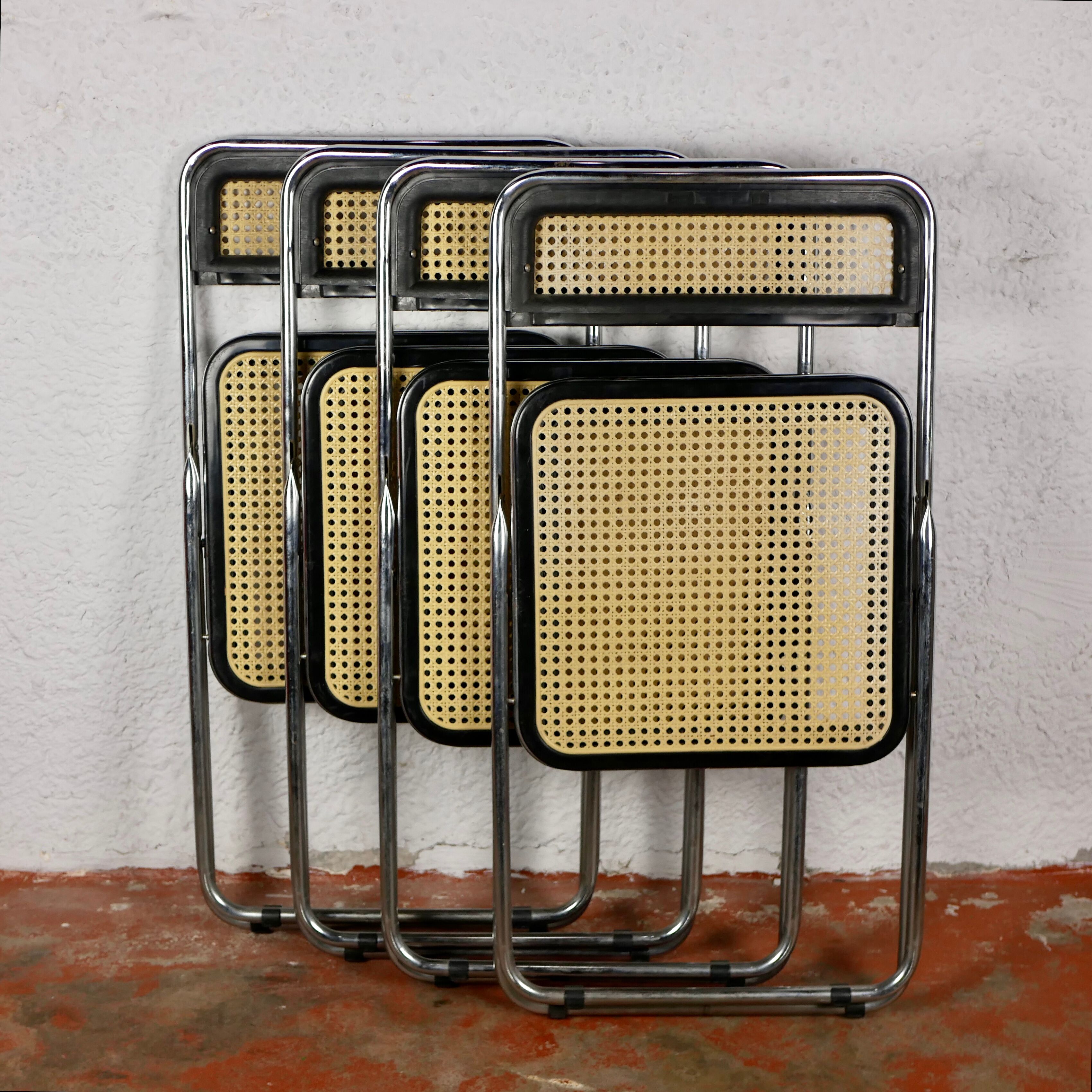 Series of 4 folding chairs in canning