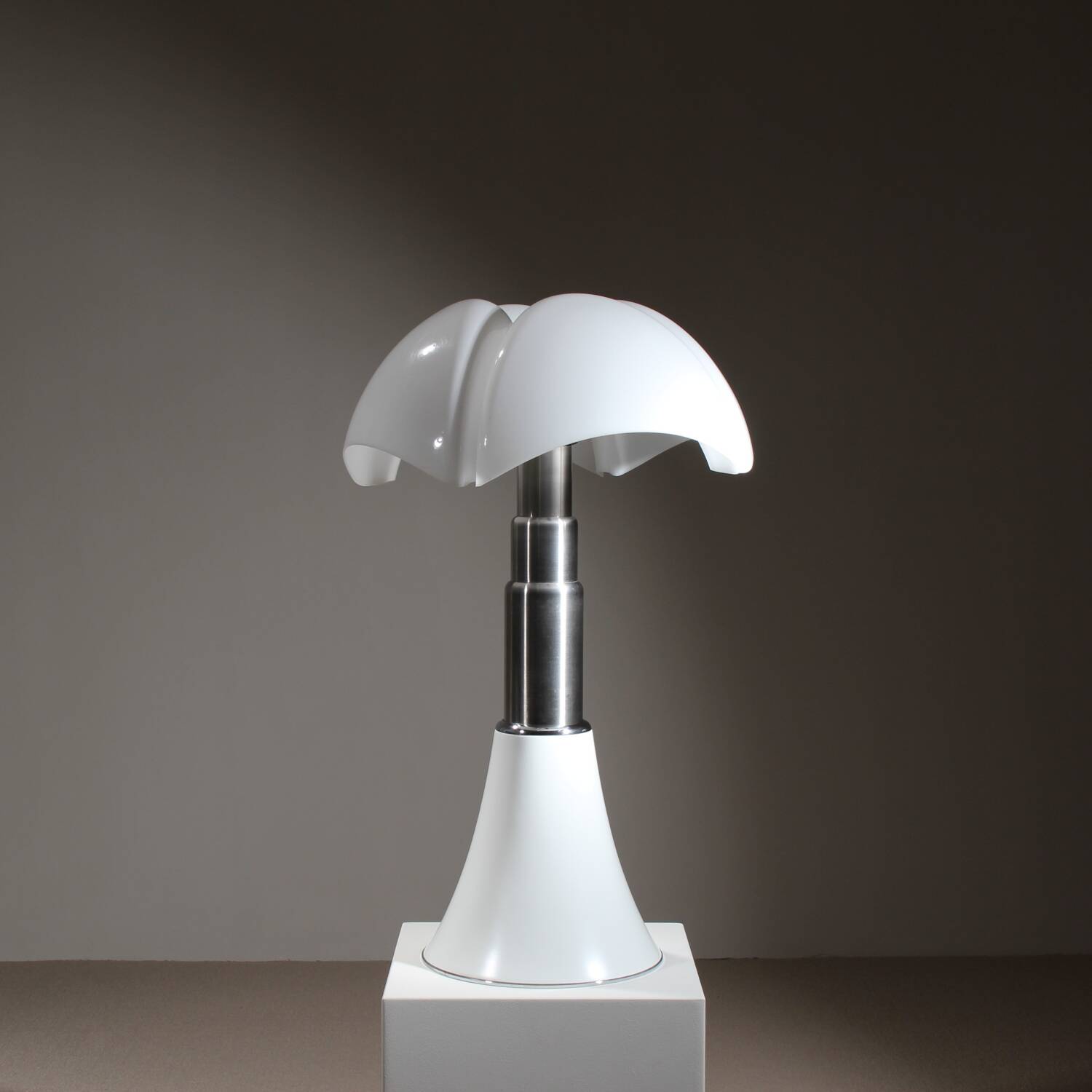 Lampe 'Pipistrello 620' par Gae Aulenti pour Martinelli Luce, Italie