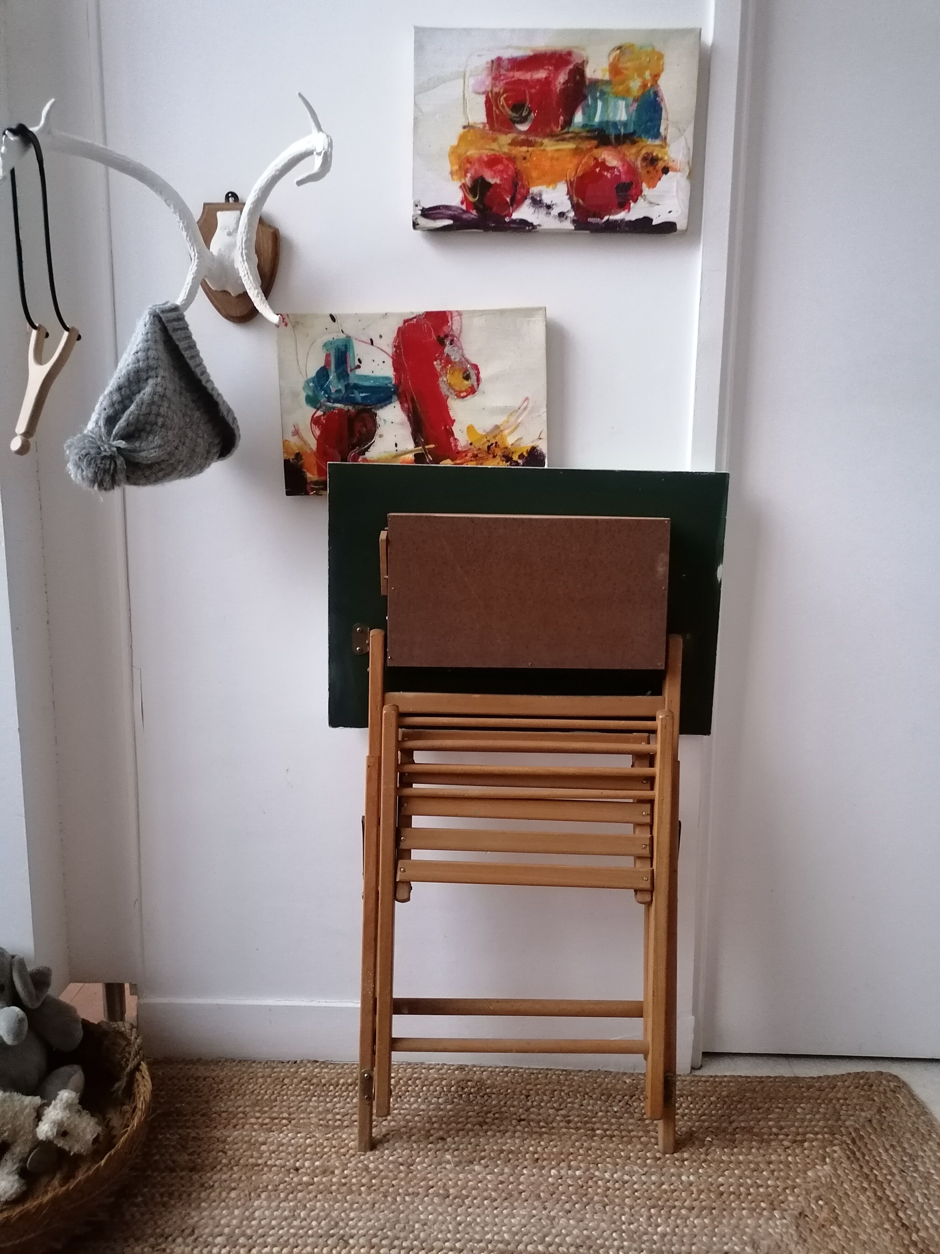 Folding child desk