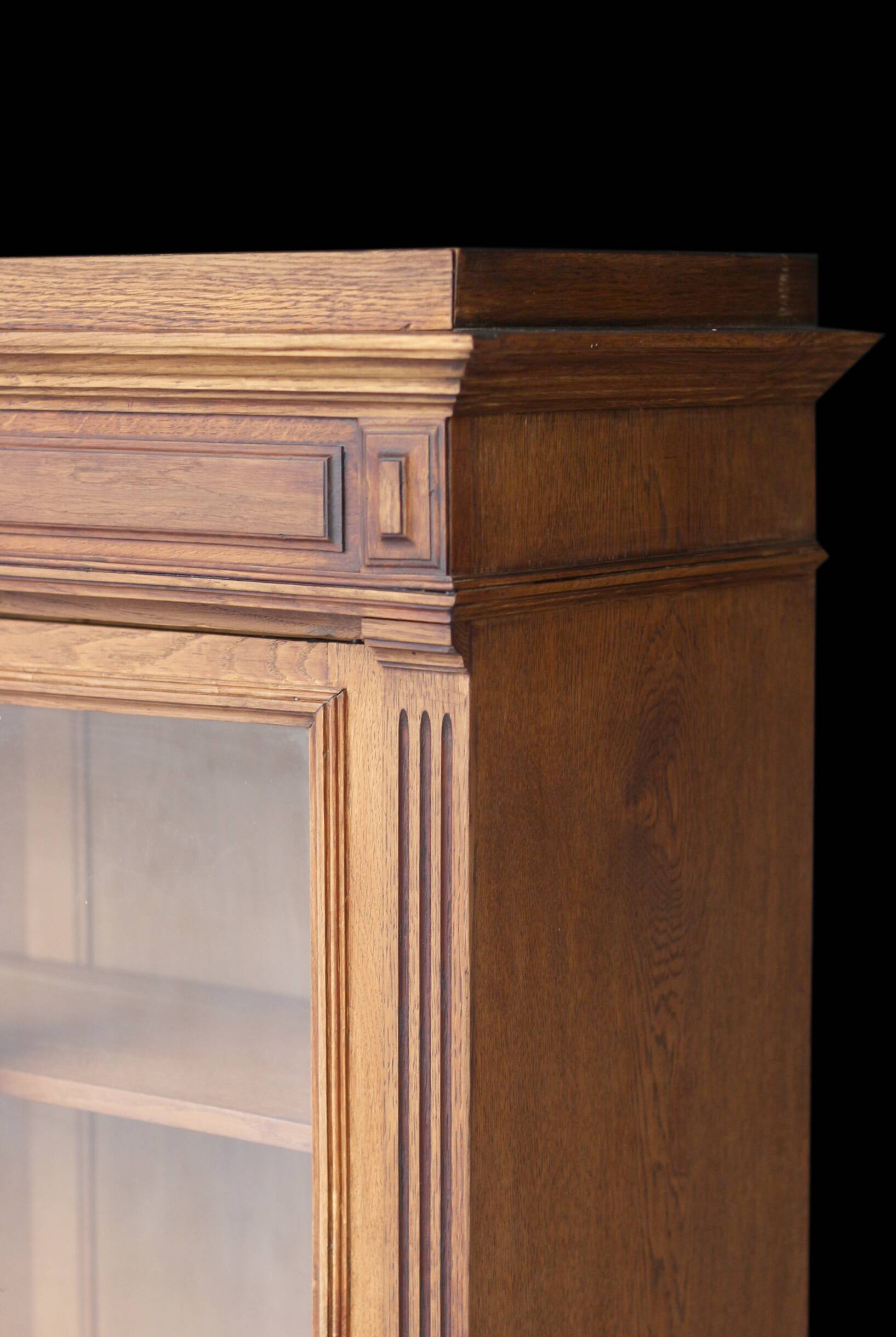 Belle armoire parisienne en chêne (début XXeme).